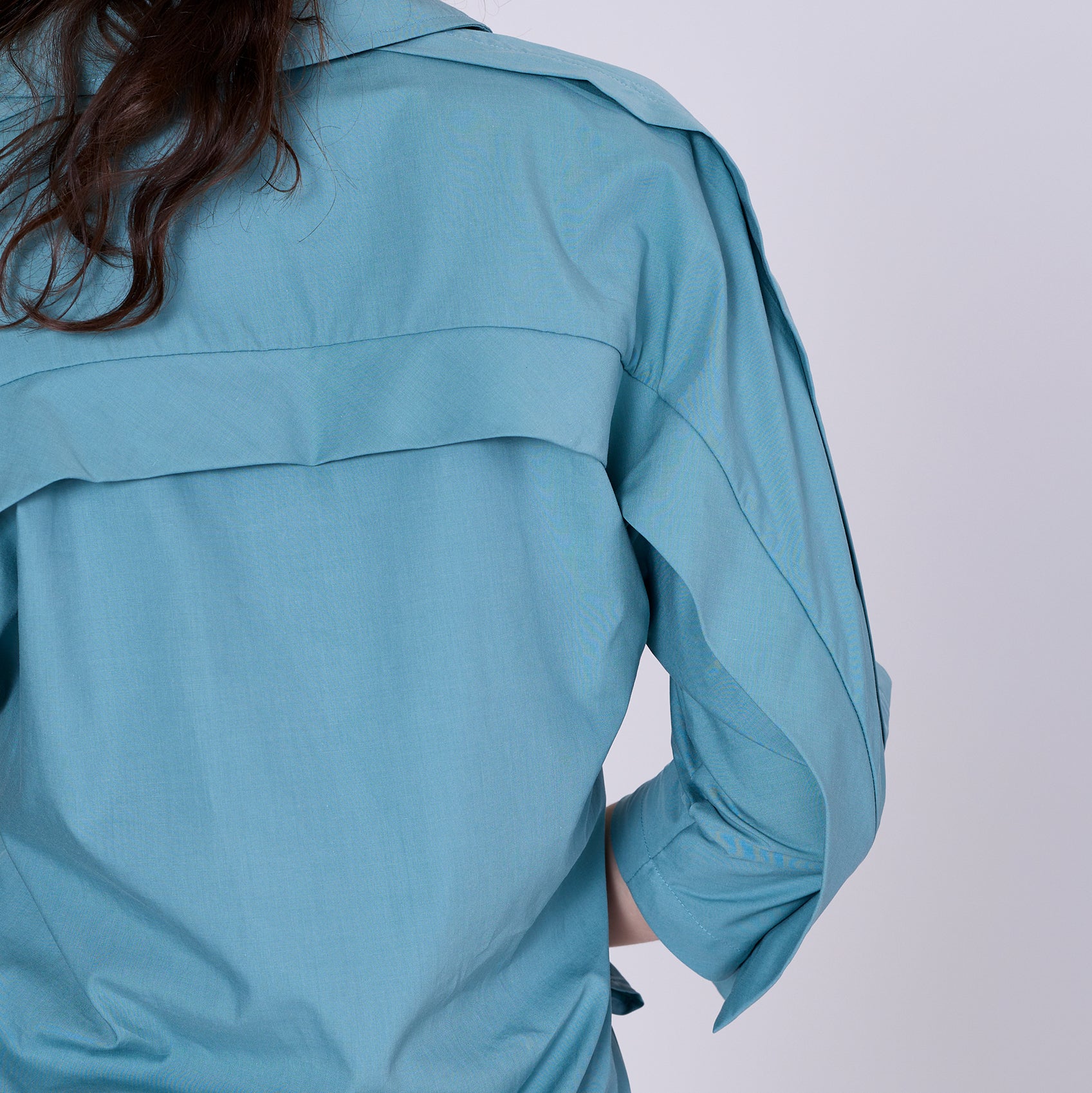 Chemise à larges bandes le long des épaules
