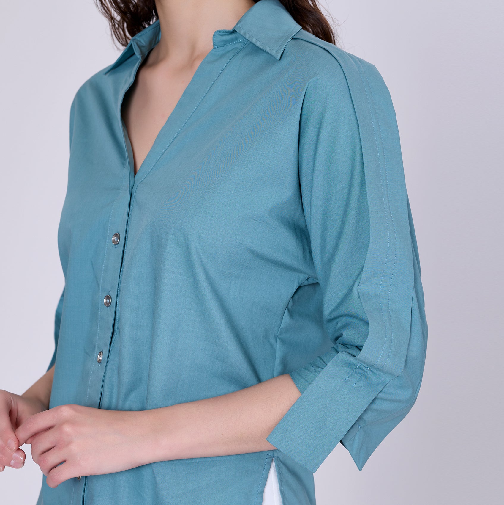 Chemise à larges bandes le long des épaules