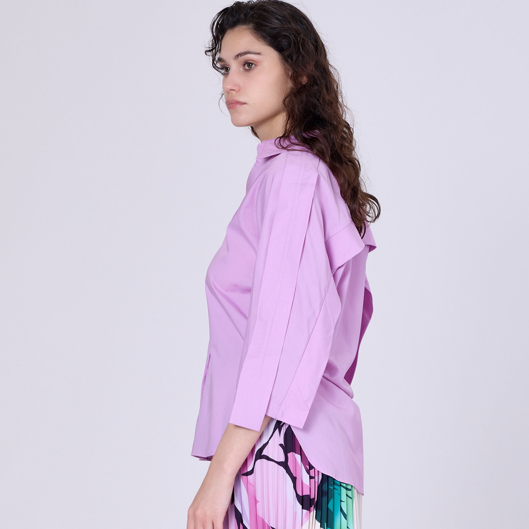 Chemise à larges bandes le long des épaules