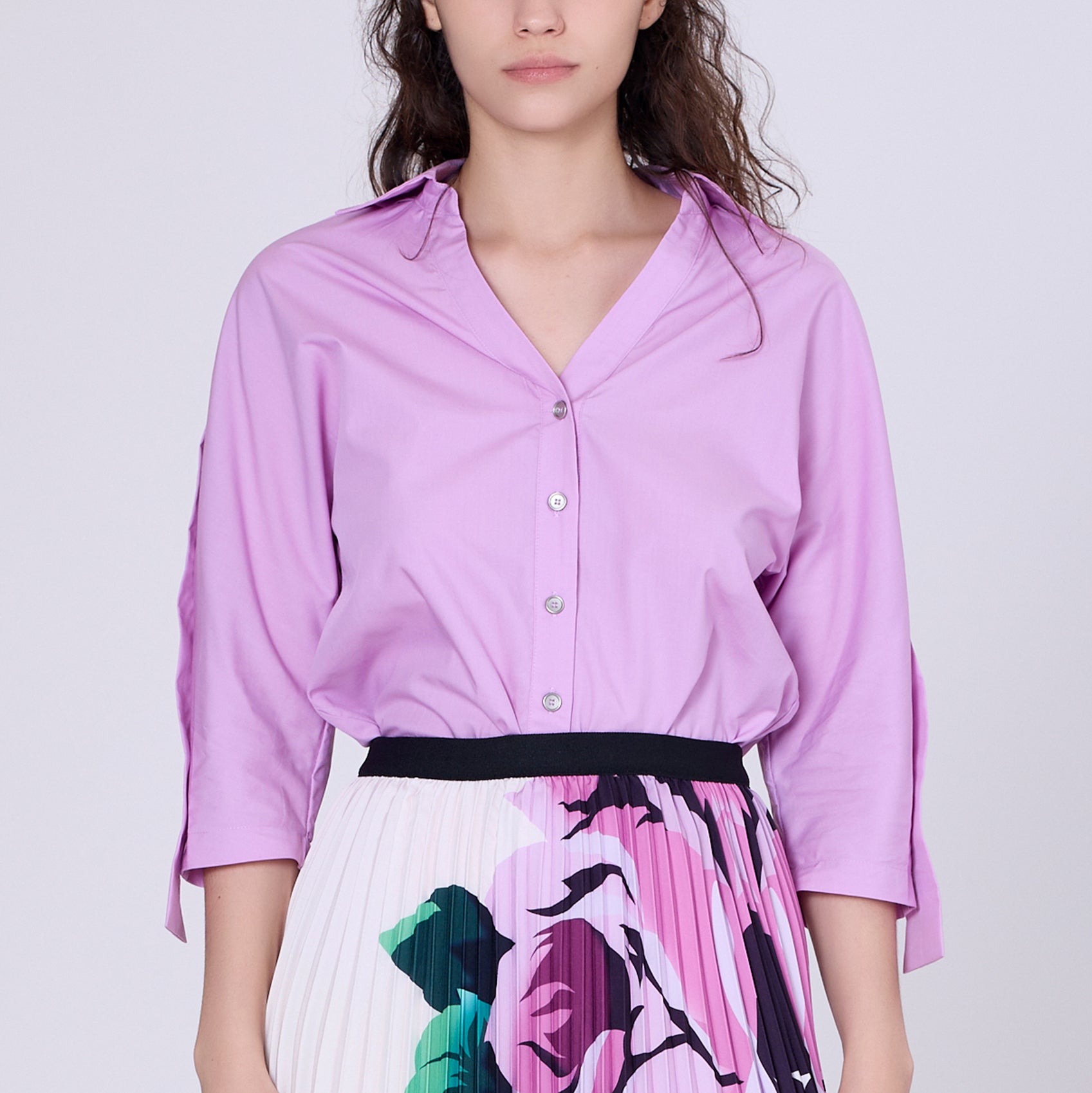 Chemise à larges bandes le long des épaules