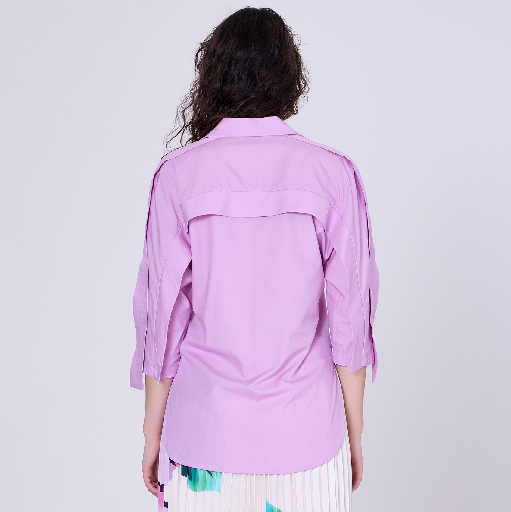 Chemise à larges bandes le long des épaules