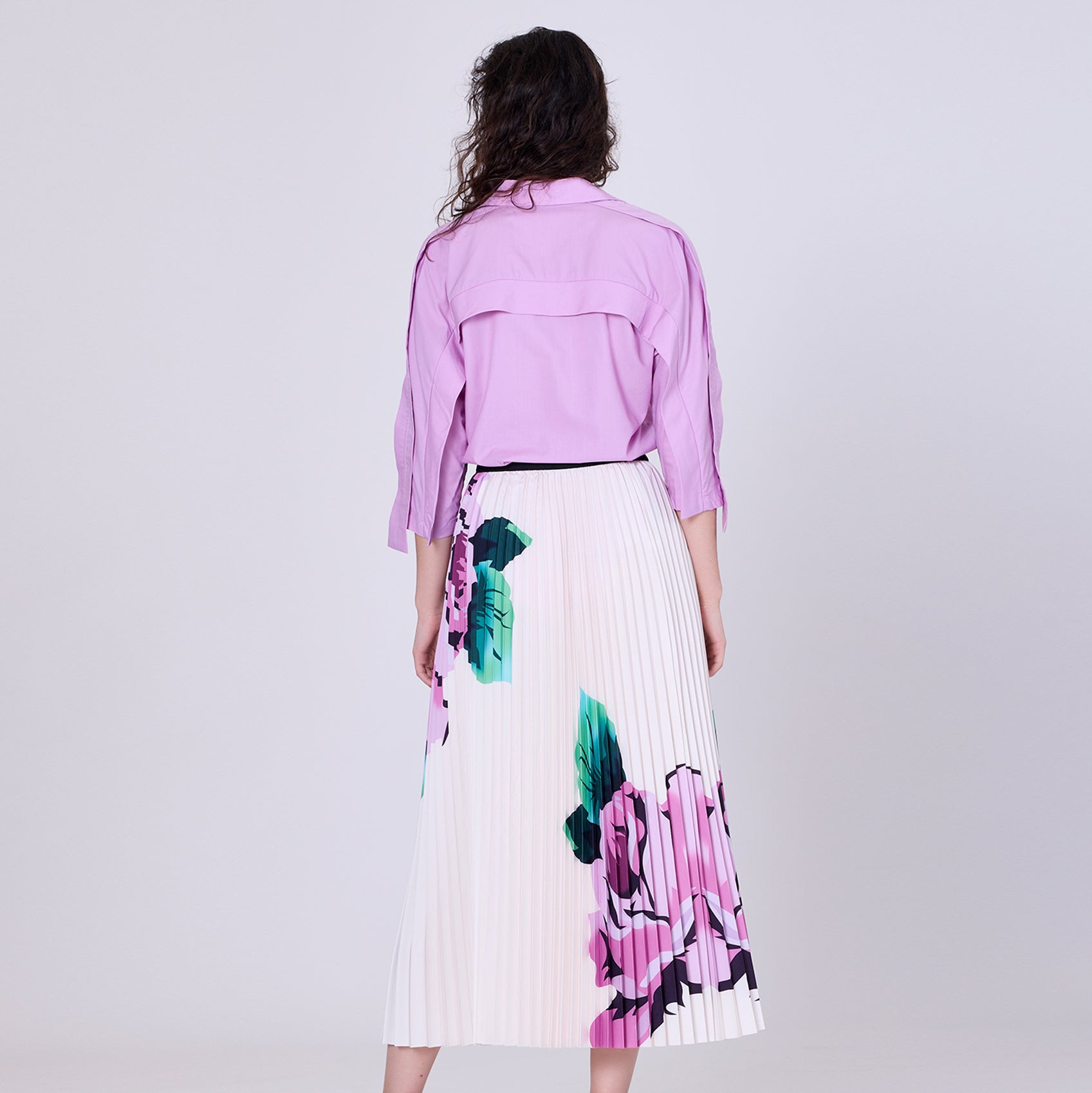 Chemise à larges bandes le long des épaules