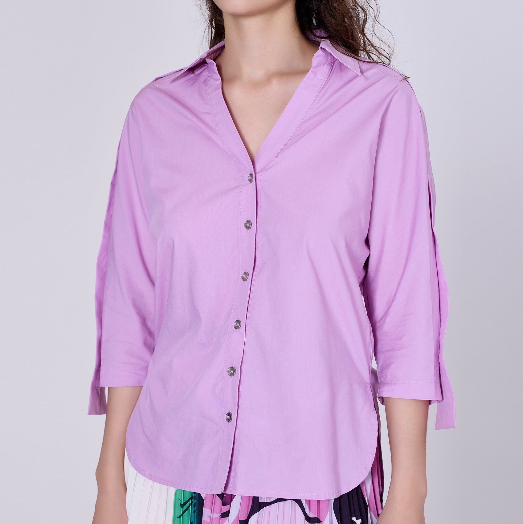 Chemise à larges bandes le long des épaules