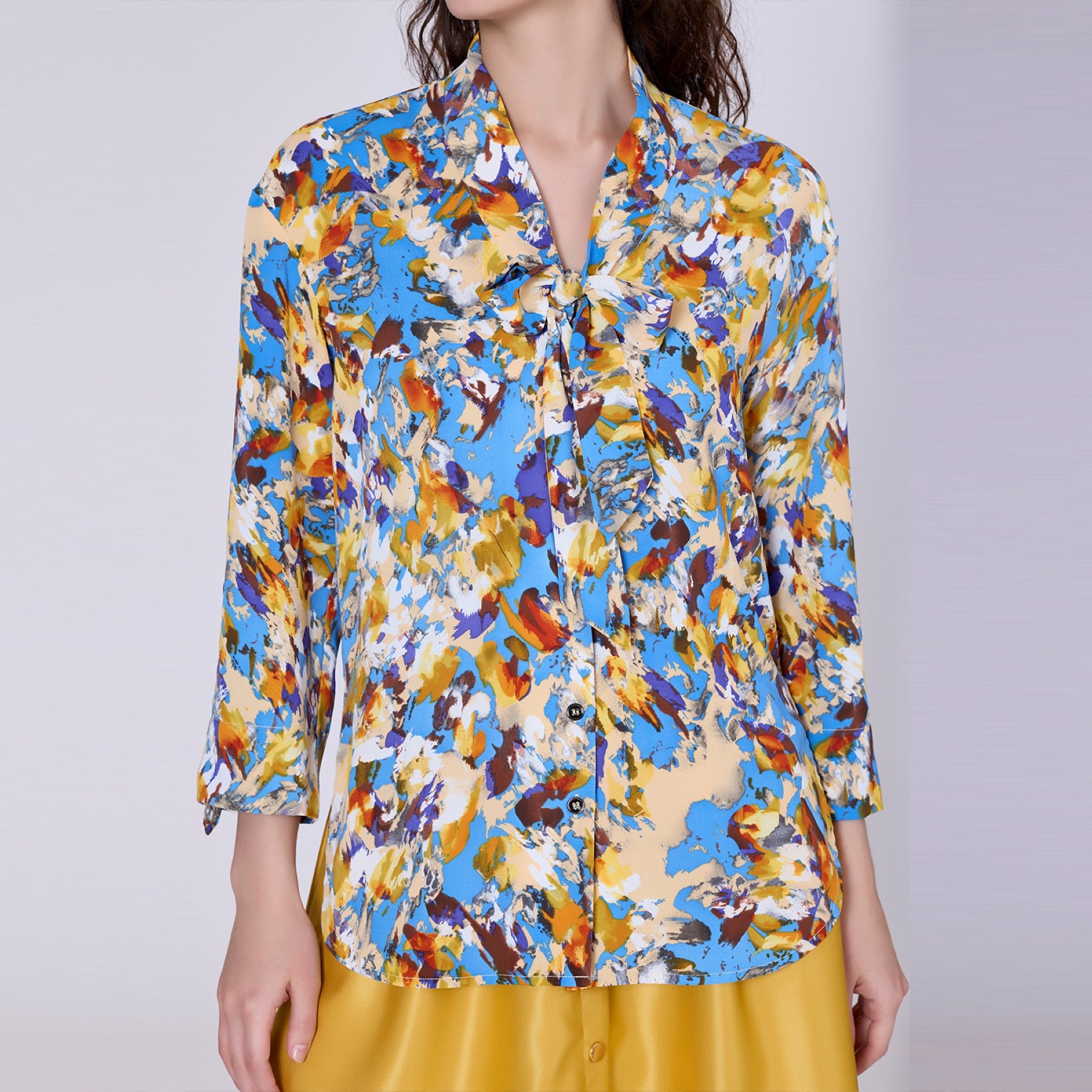 Blouse à col lavallière et imprimé abstrait