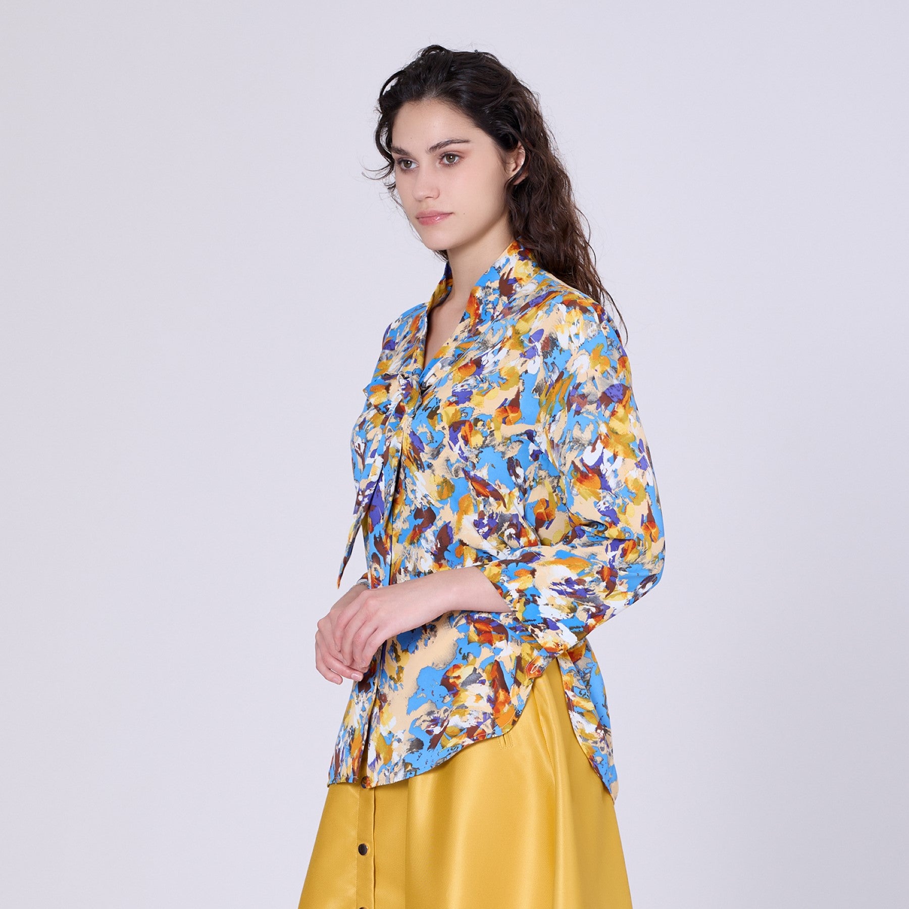 Blouse à col lavallière et imprimé abstrait