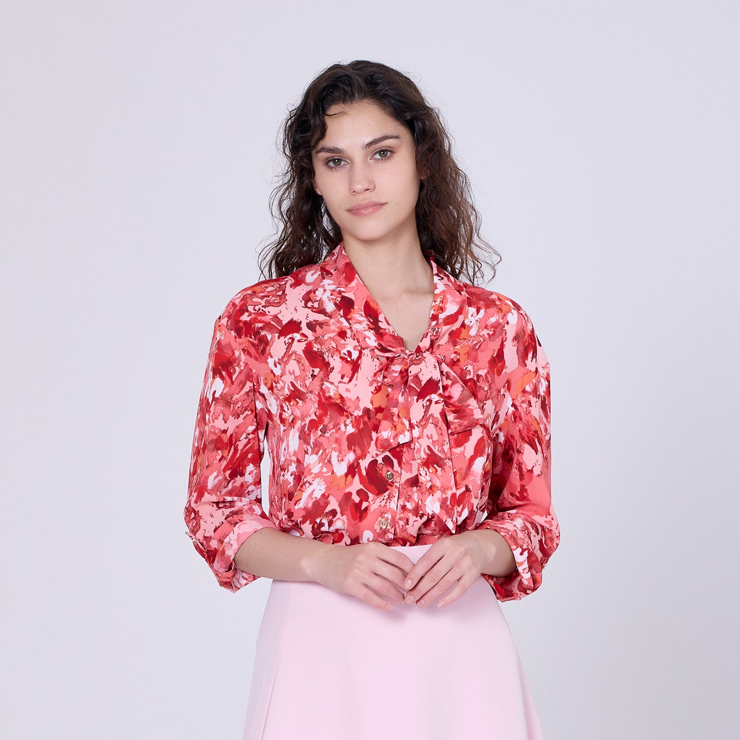 Blouse à col lavallière et imprimé abstrait