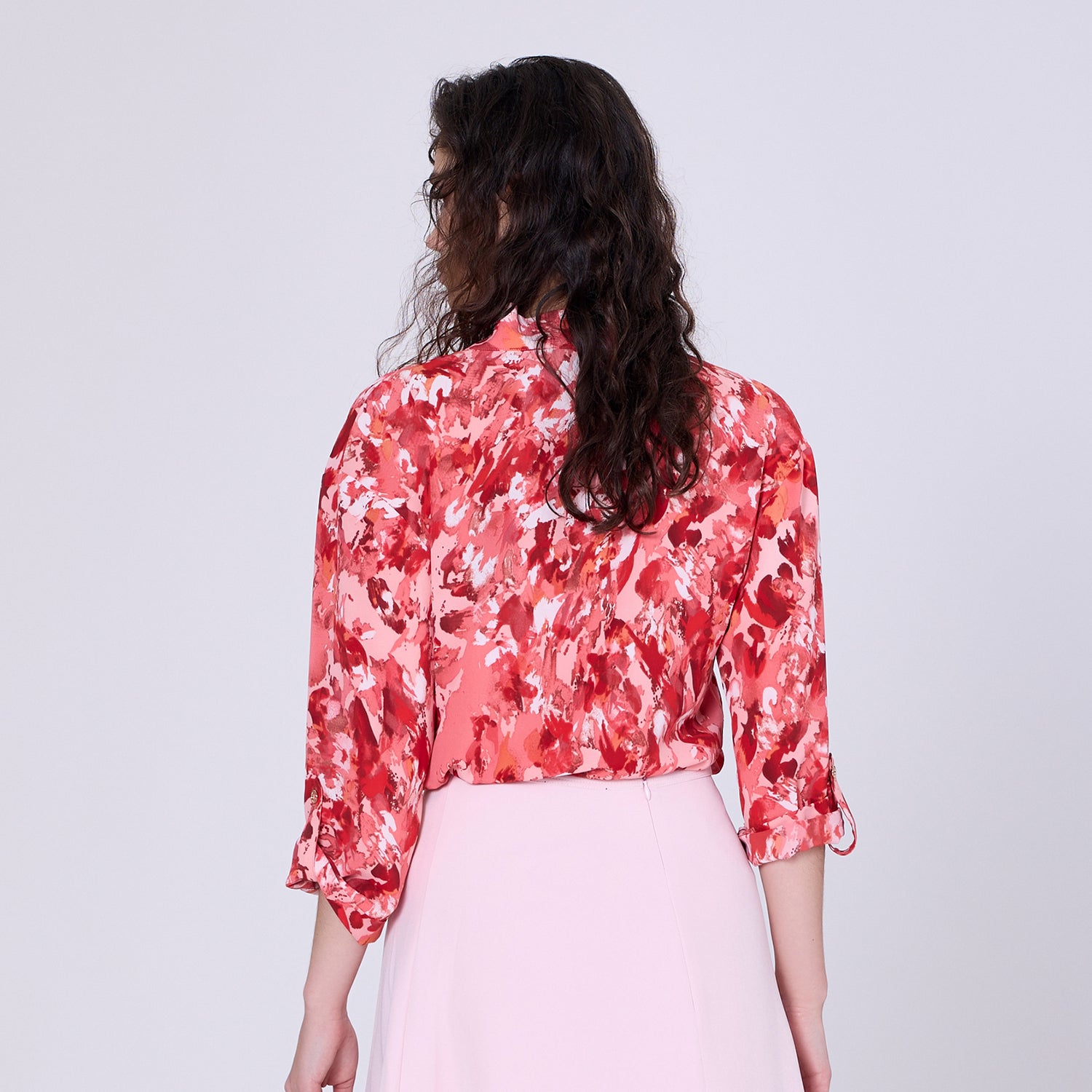 Blouse à col lavallière et imprimé abstrait