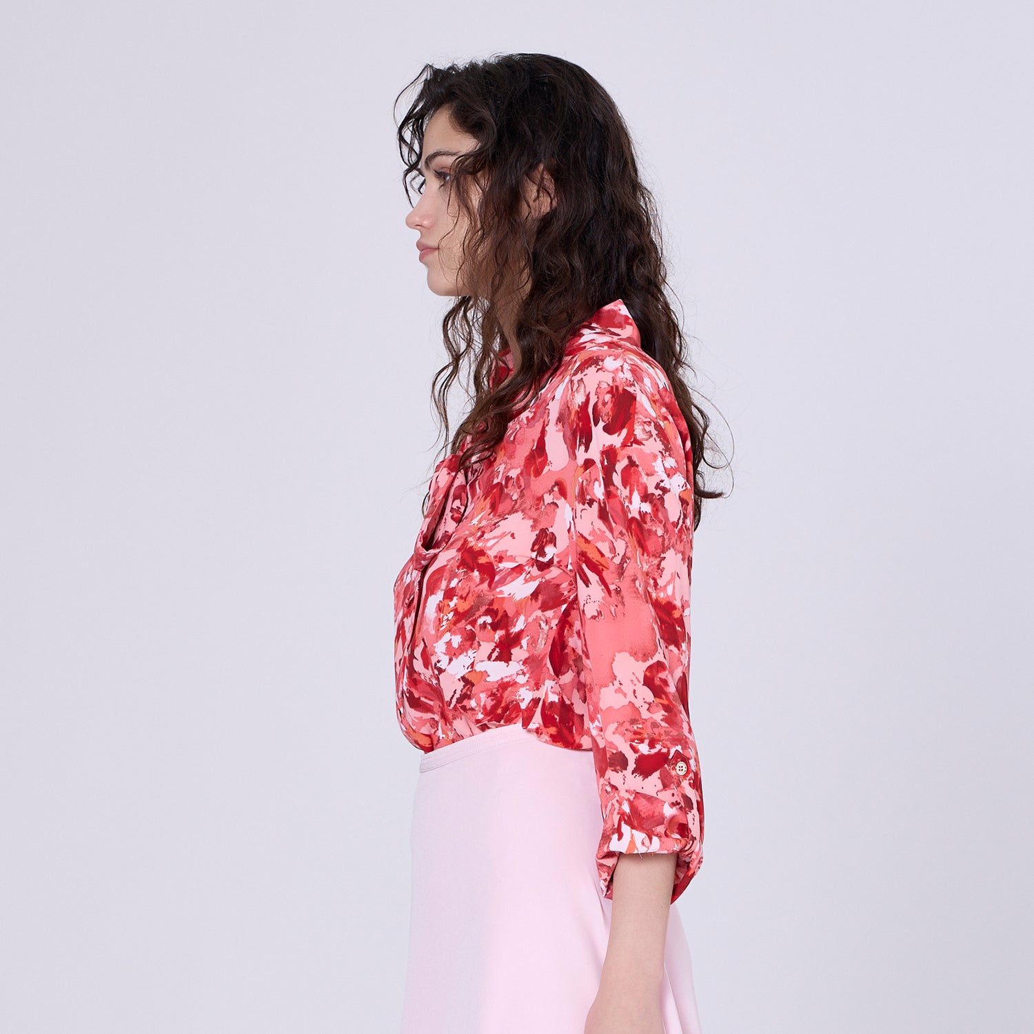 Blouse à col lavallière et imprimé abstrait