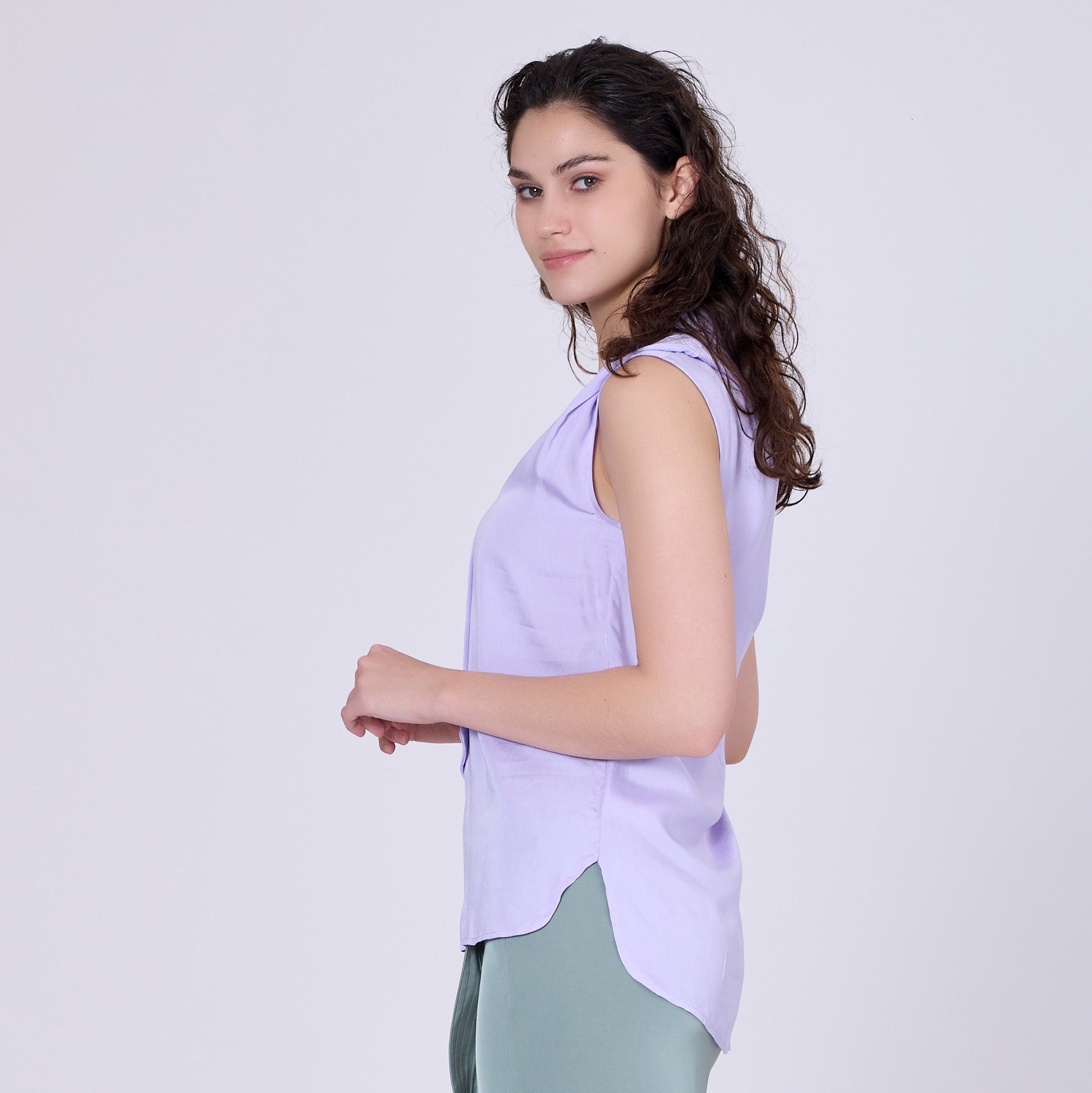 Blouse sans manche et col à large revers