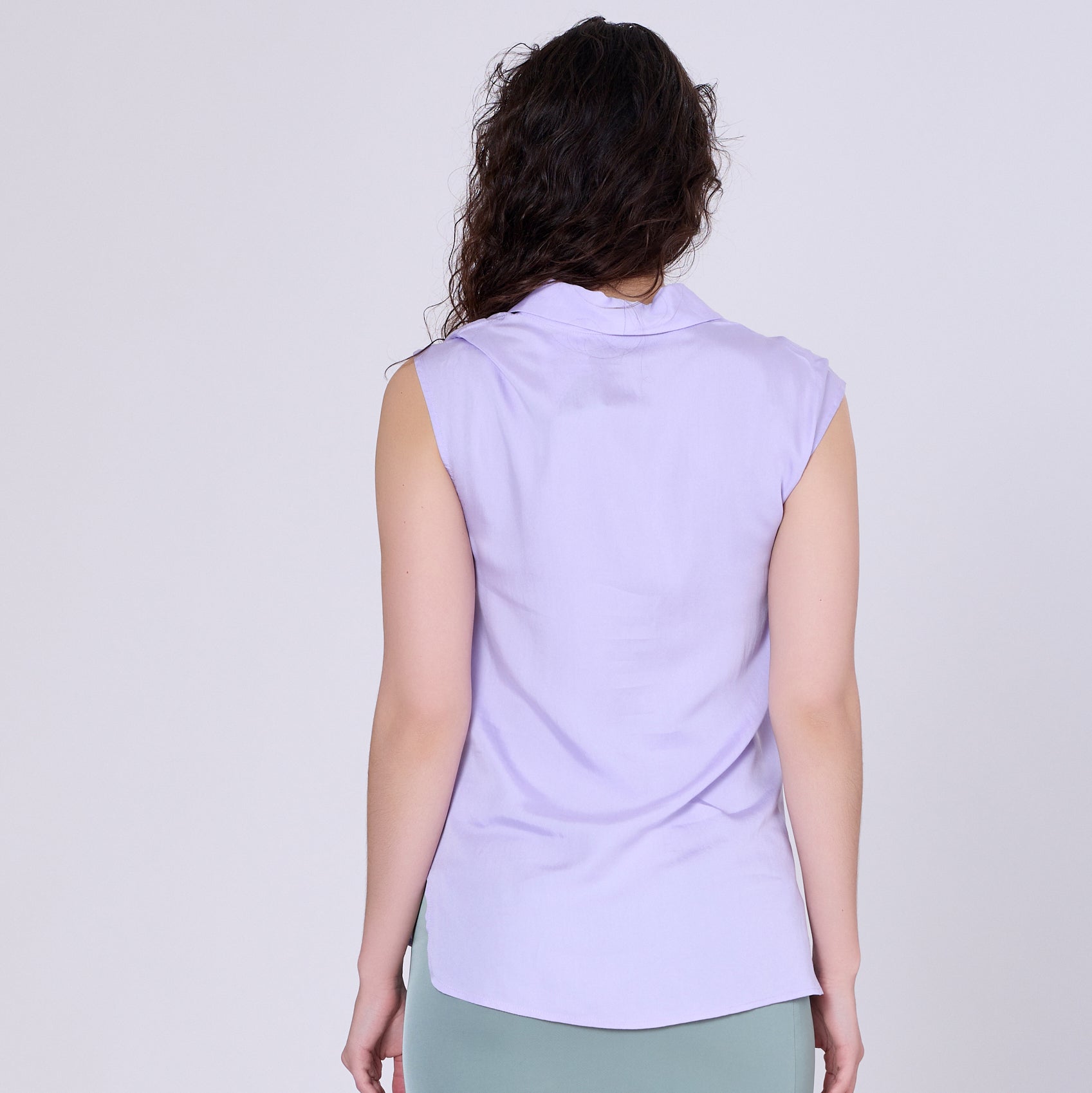 Blouse sans manche et col à large revers