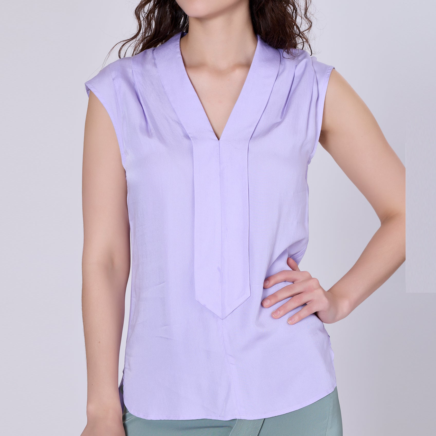 Blouse sans manche et col à large revers