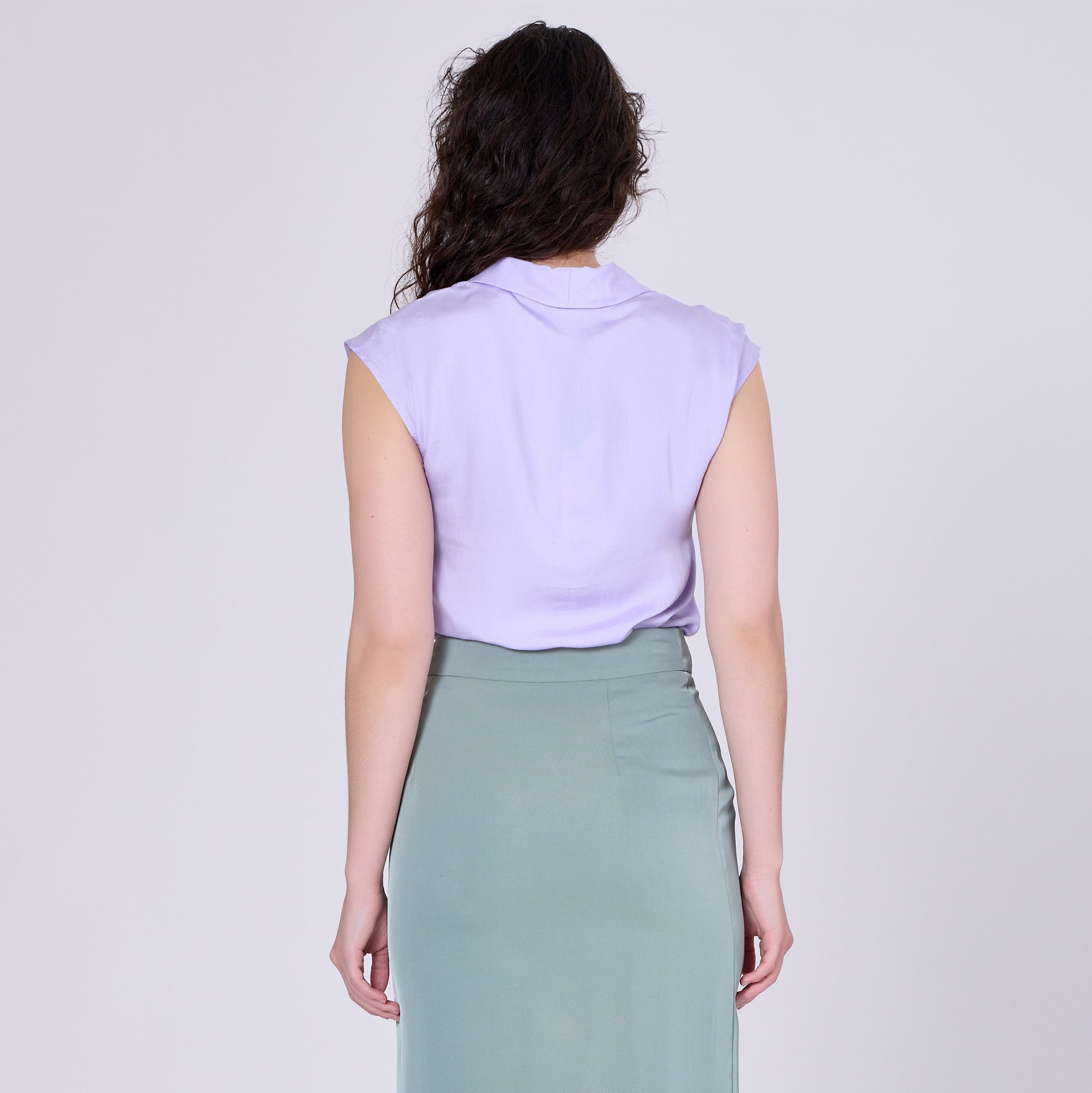 Blouse sans manche et col à large revers