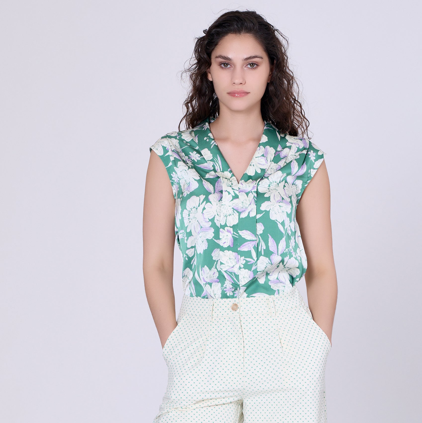 Blouse sans manche à col à large revers et imprimé fleur macro