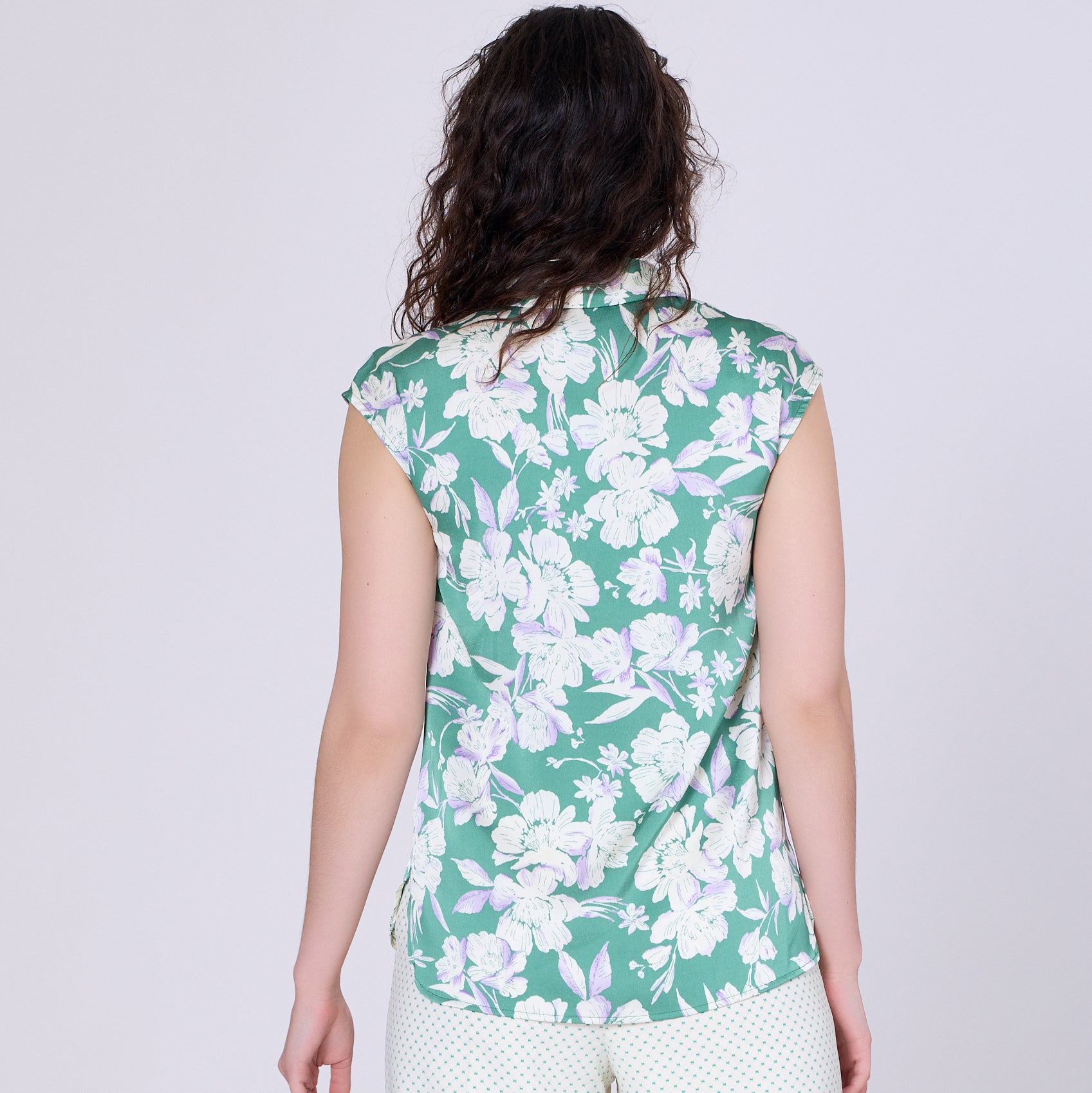 Blouse sans manche à col à large revers et imprimé fleur macro