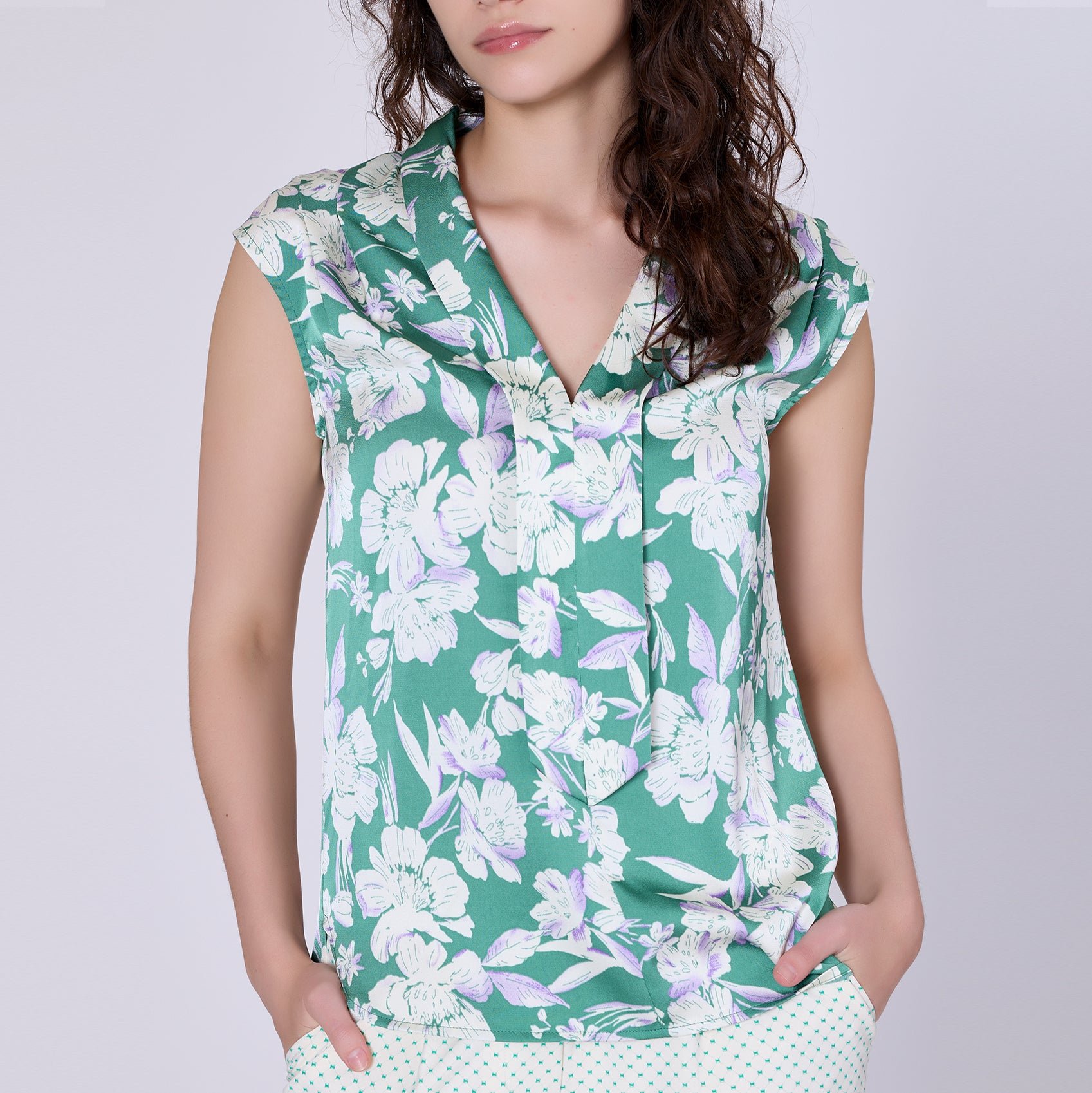 Blouse sans manche à col à large revers et imprimé fleur macro
