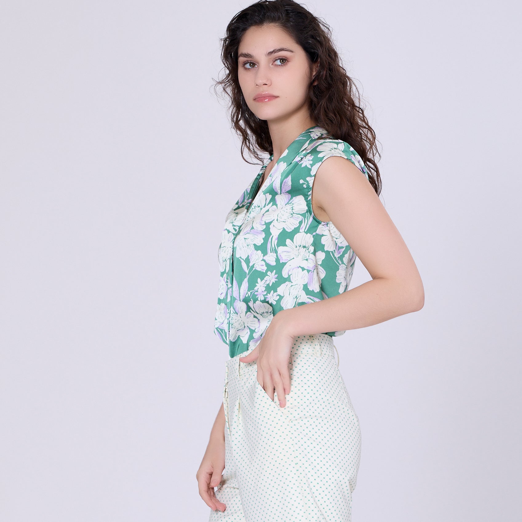 Blouse sans manche à col à large revers et imprimé fleur macro