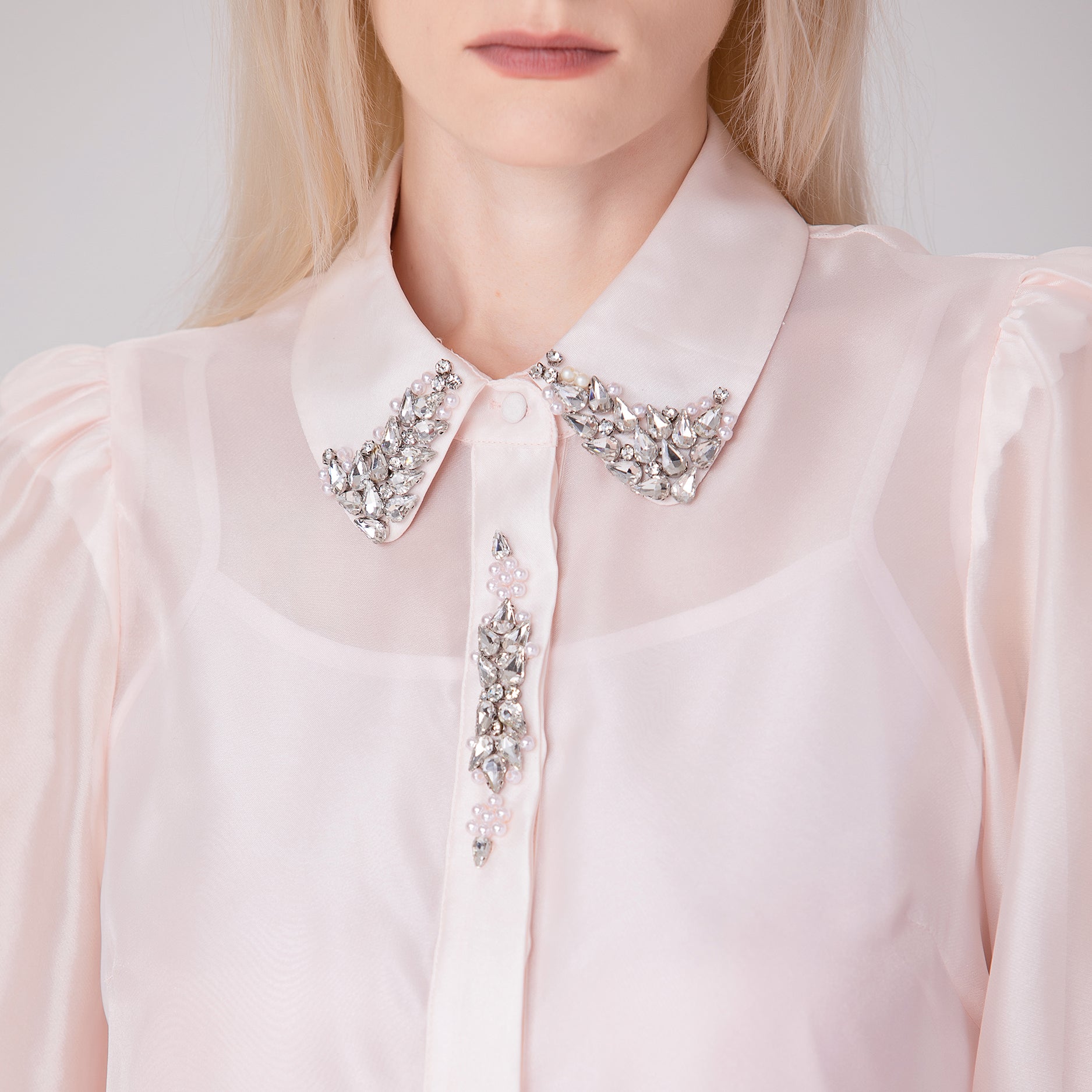 Chemisier organza à col orné de perles