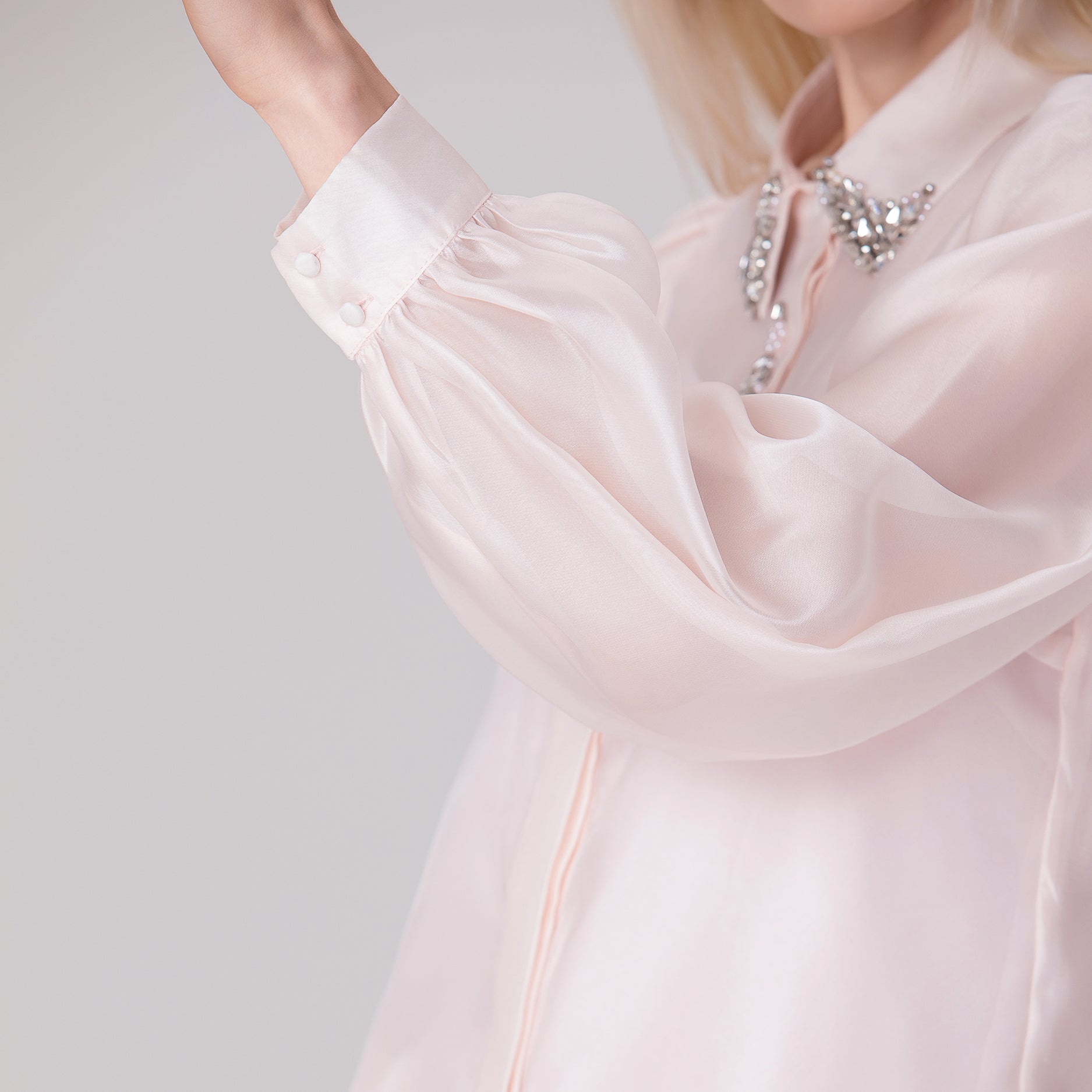 Chemisier organza à col orné de perles