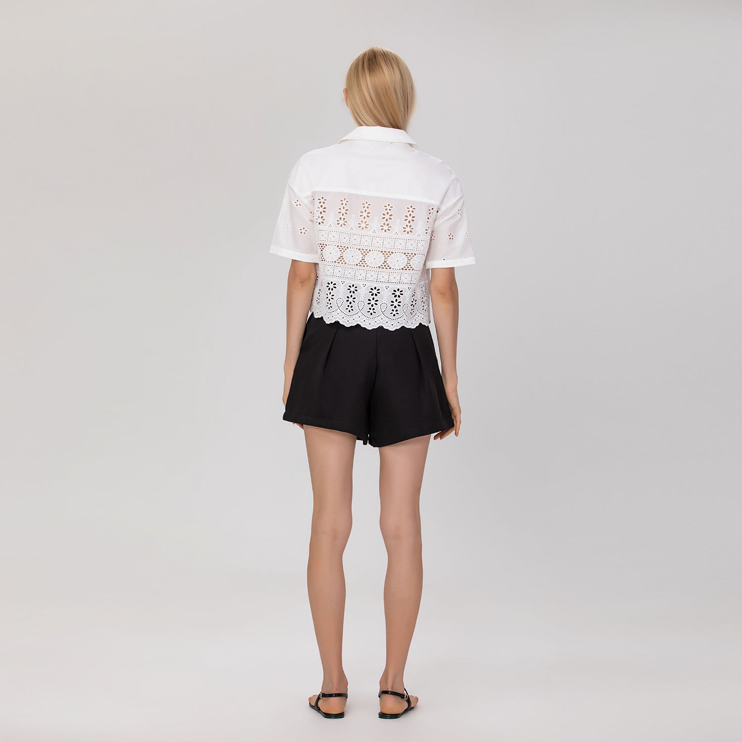 Chemisier court en broderie anglaise