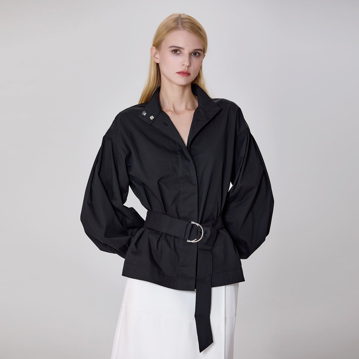 Chaqueta ligera con cuello alto.