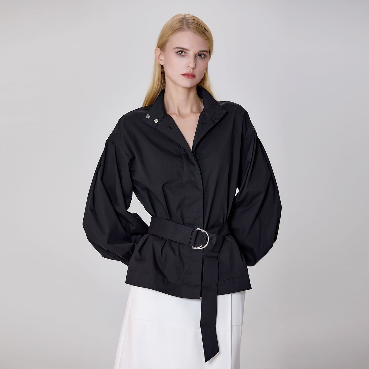 Chaqueta ligera con cuello alto.