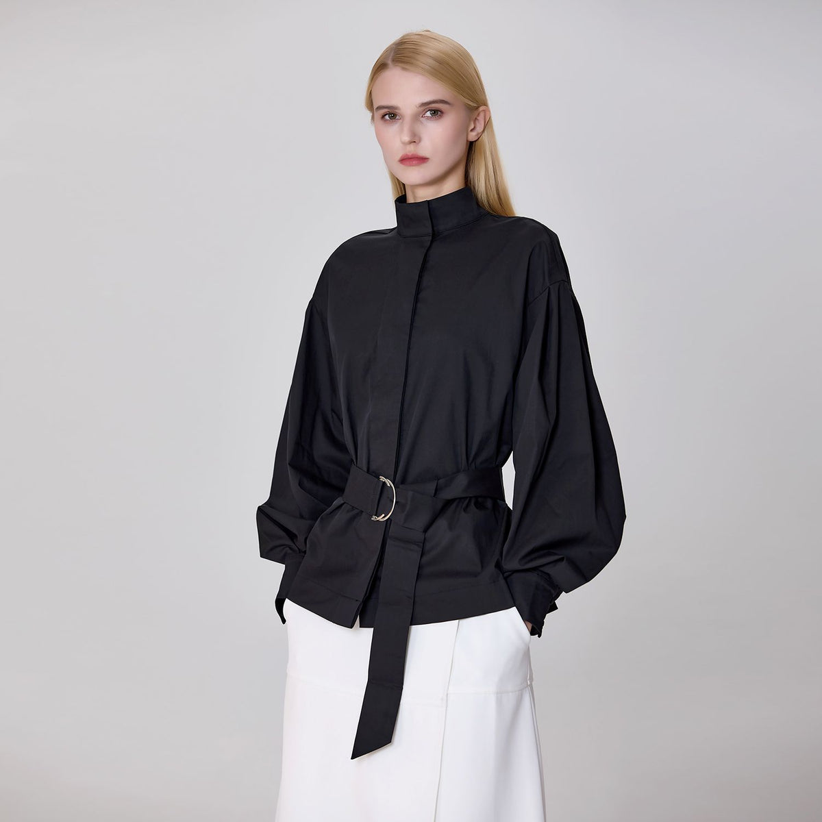 Chaqueta ligera con cuello alto.