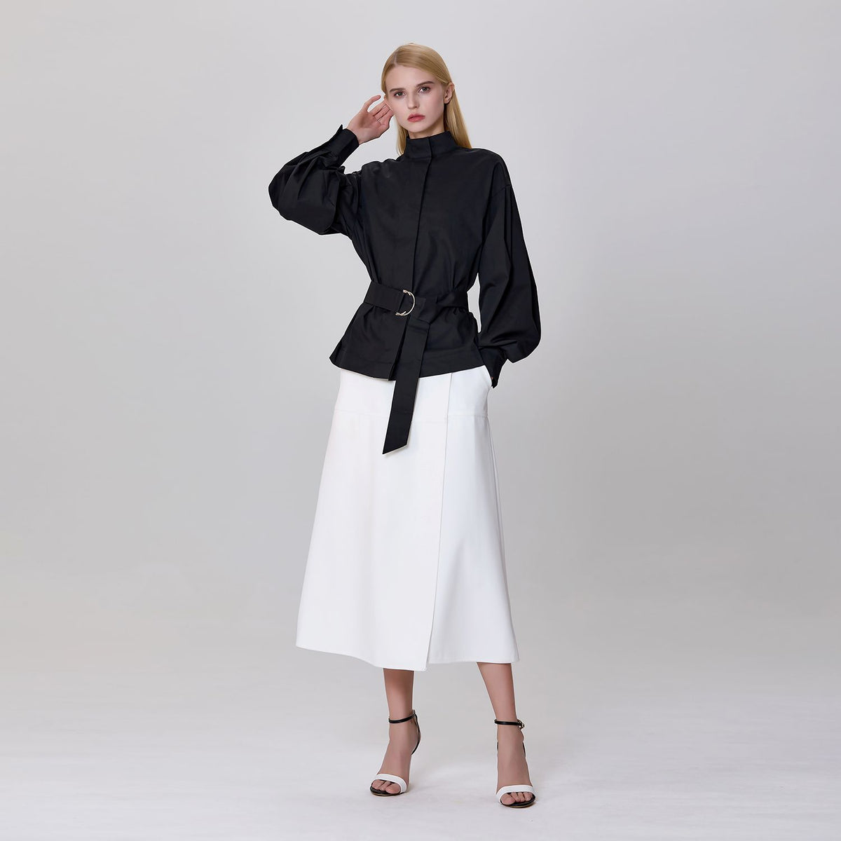 Chaqueta ligera con cuello alto.