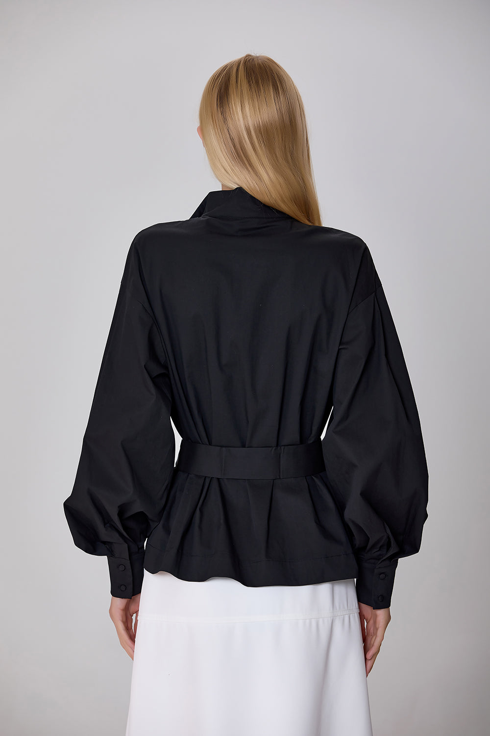 Chaqueta ligera con cuello alto.