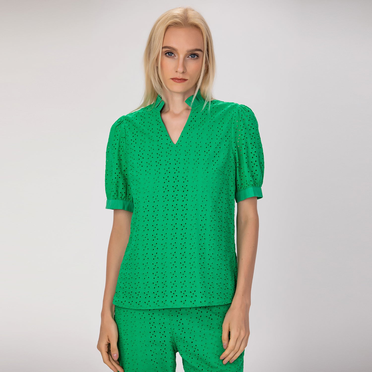 Blouse col V en broderie anglaise
