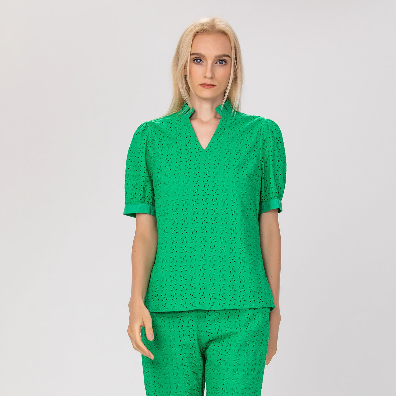 Blouse col V en broderie anglaise