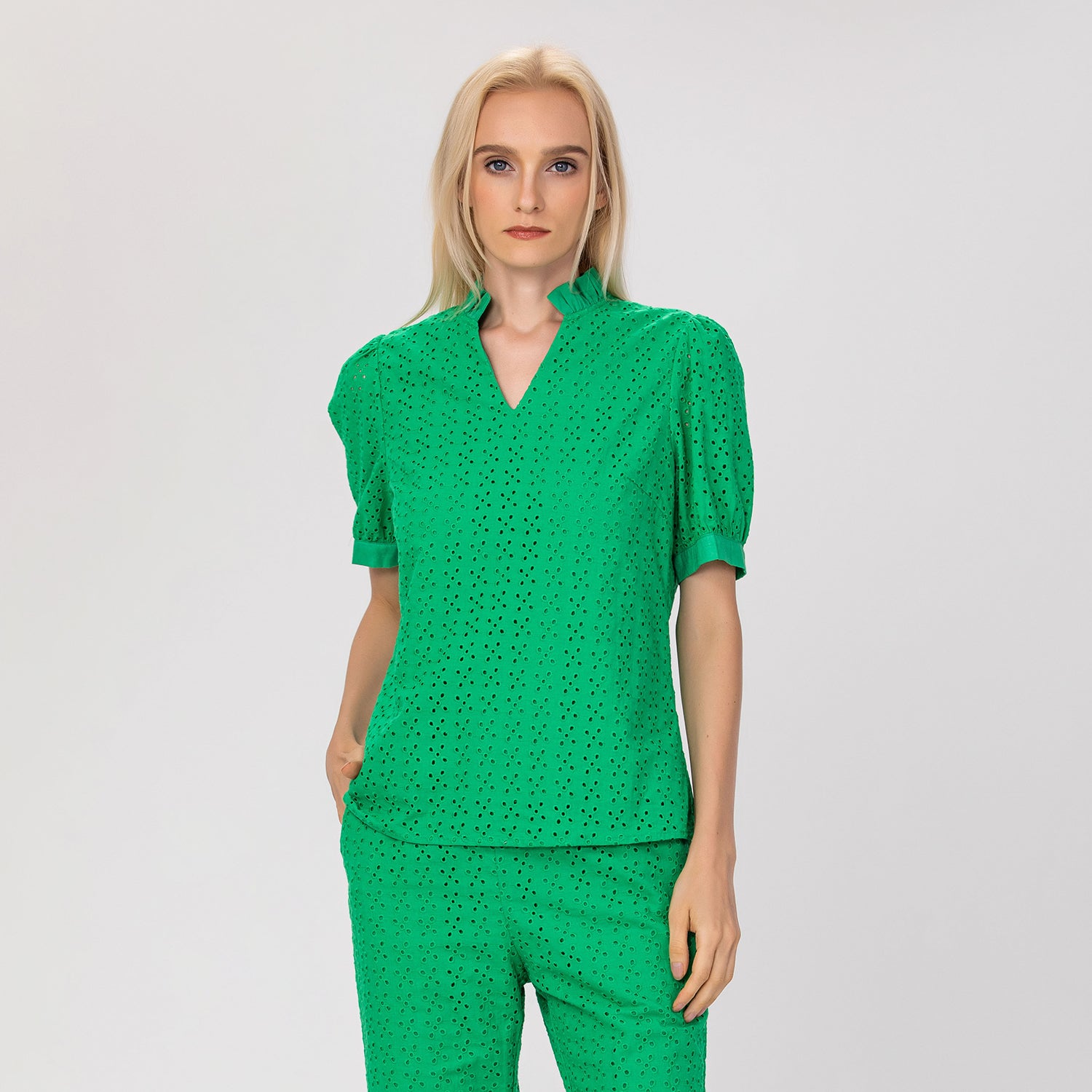 Blouse col V en broderie anglaise
