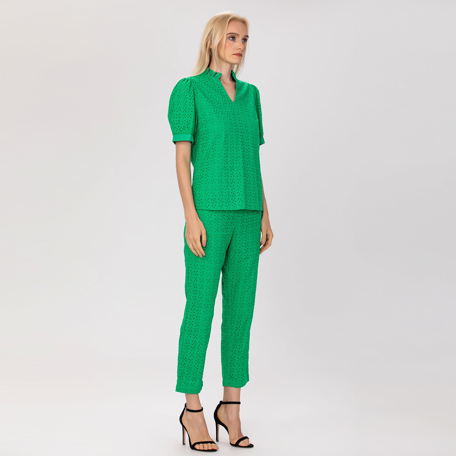 Blouse col V en broderie anglaise
