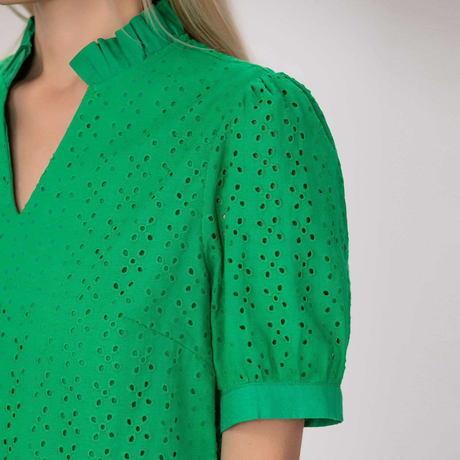 Blouse col V en broderie anglaise
