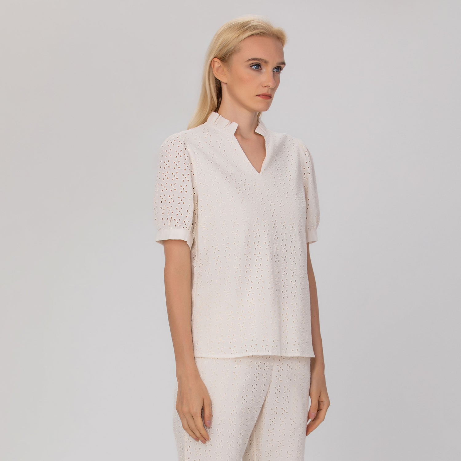 Blouse col V en broderie anglaise