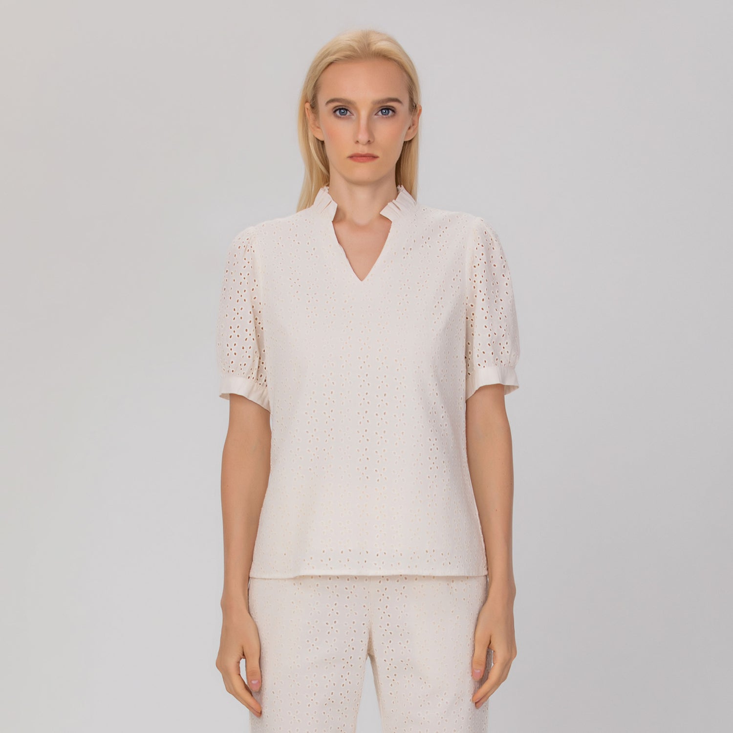 Blouse col V en broderie anglaise