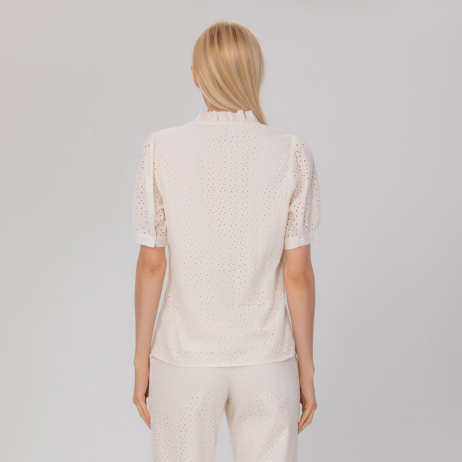 Blouse col V en broderie anglaise