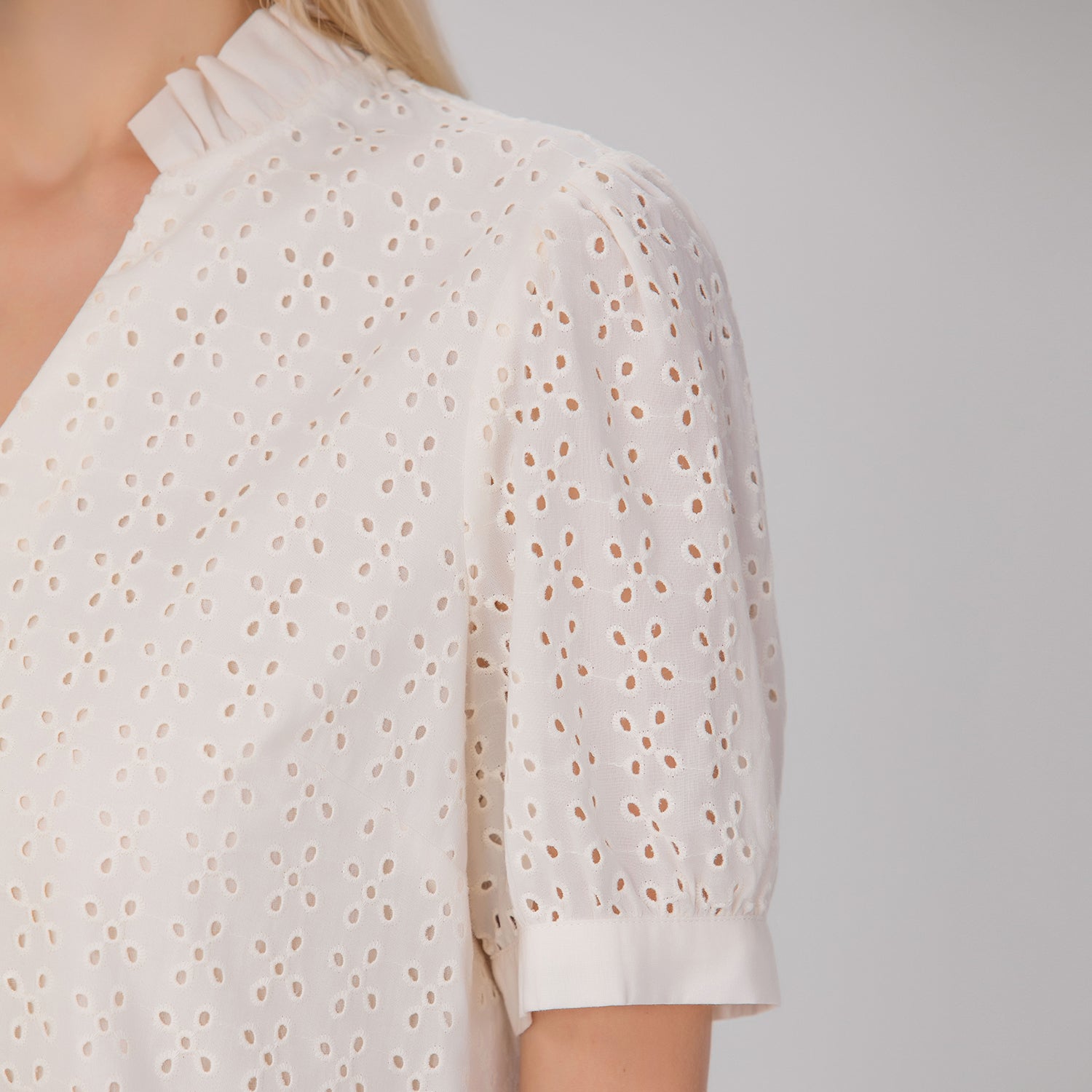 Blouse col V en broderie anglaise