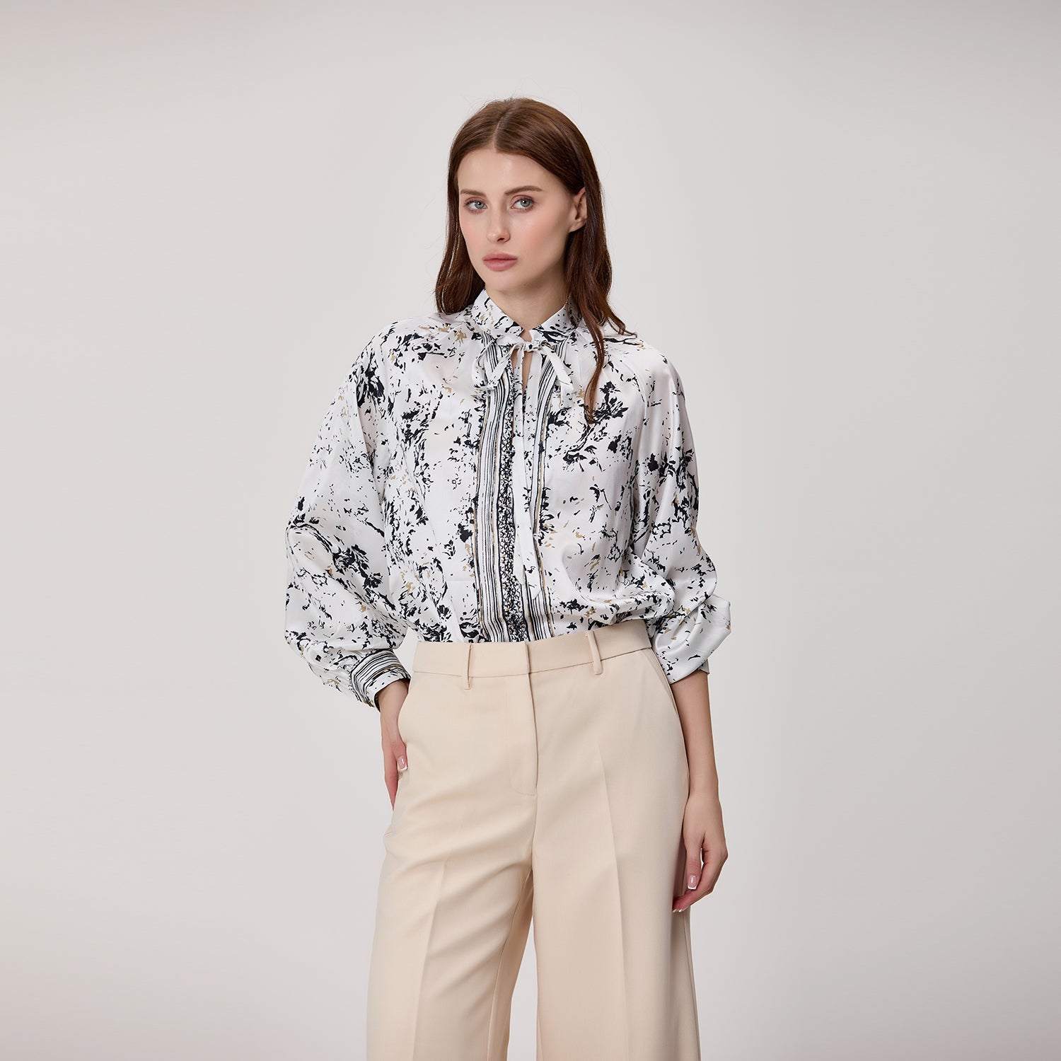 Chemisier à imprimé floral abstrait avec col lavallière