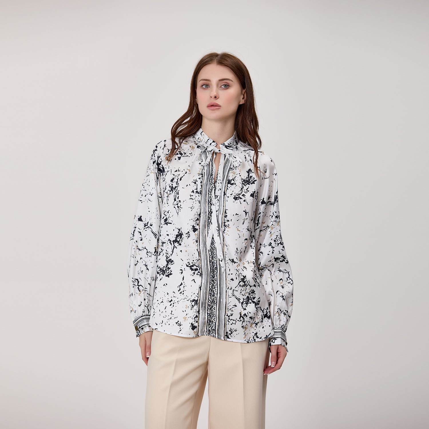 Chemisier à imprimé floral abstrait avec col lavallière