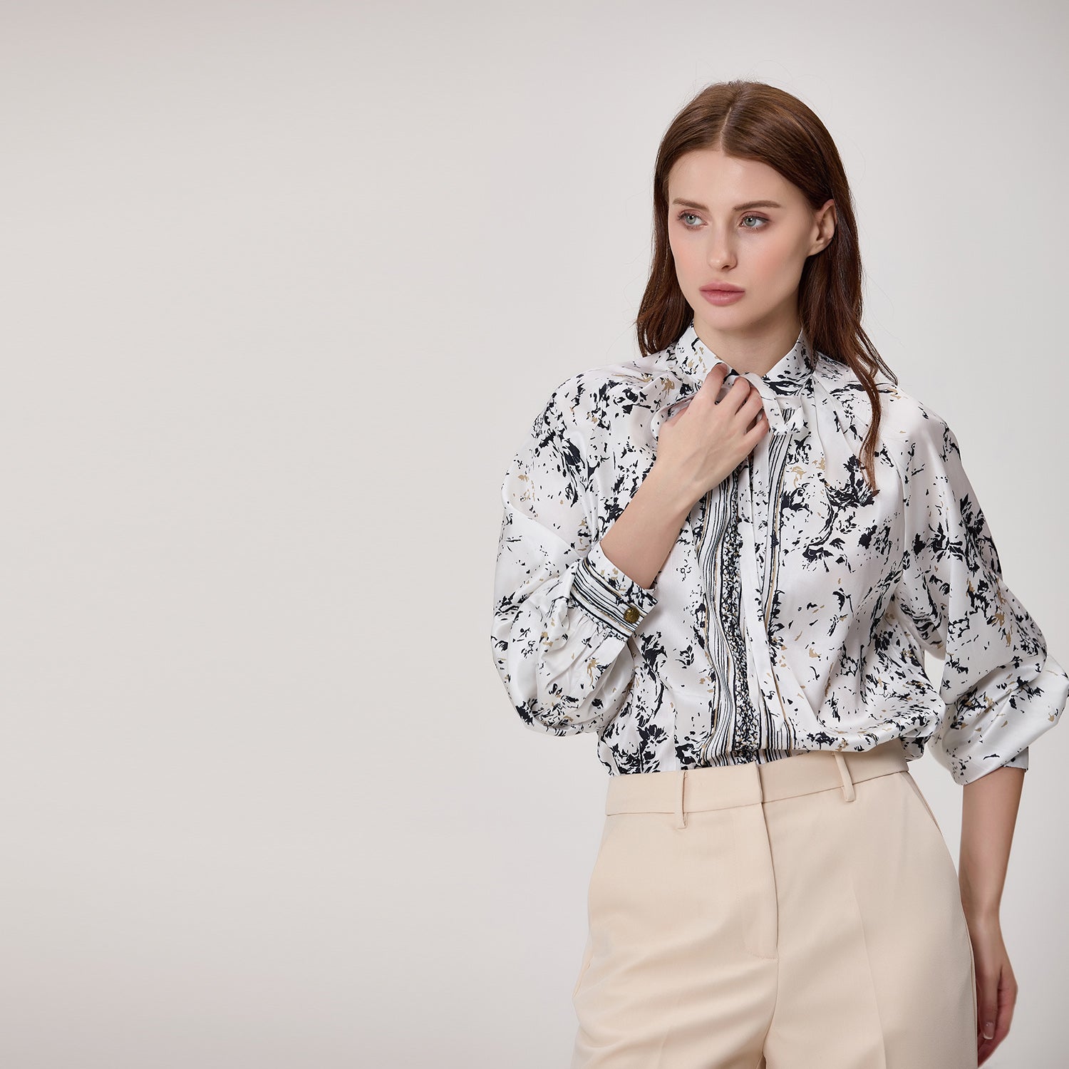 Chemisier à imprimé floral abstrait avec col lavallière