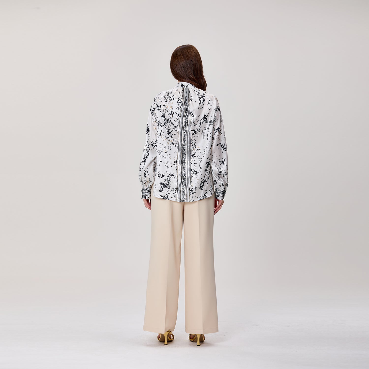 Chemisier à imprimé floral abstrait avec col lavallière