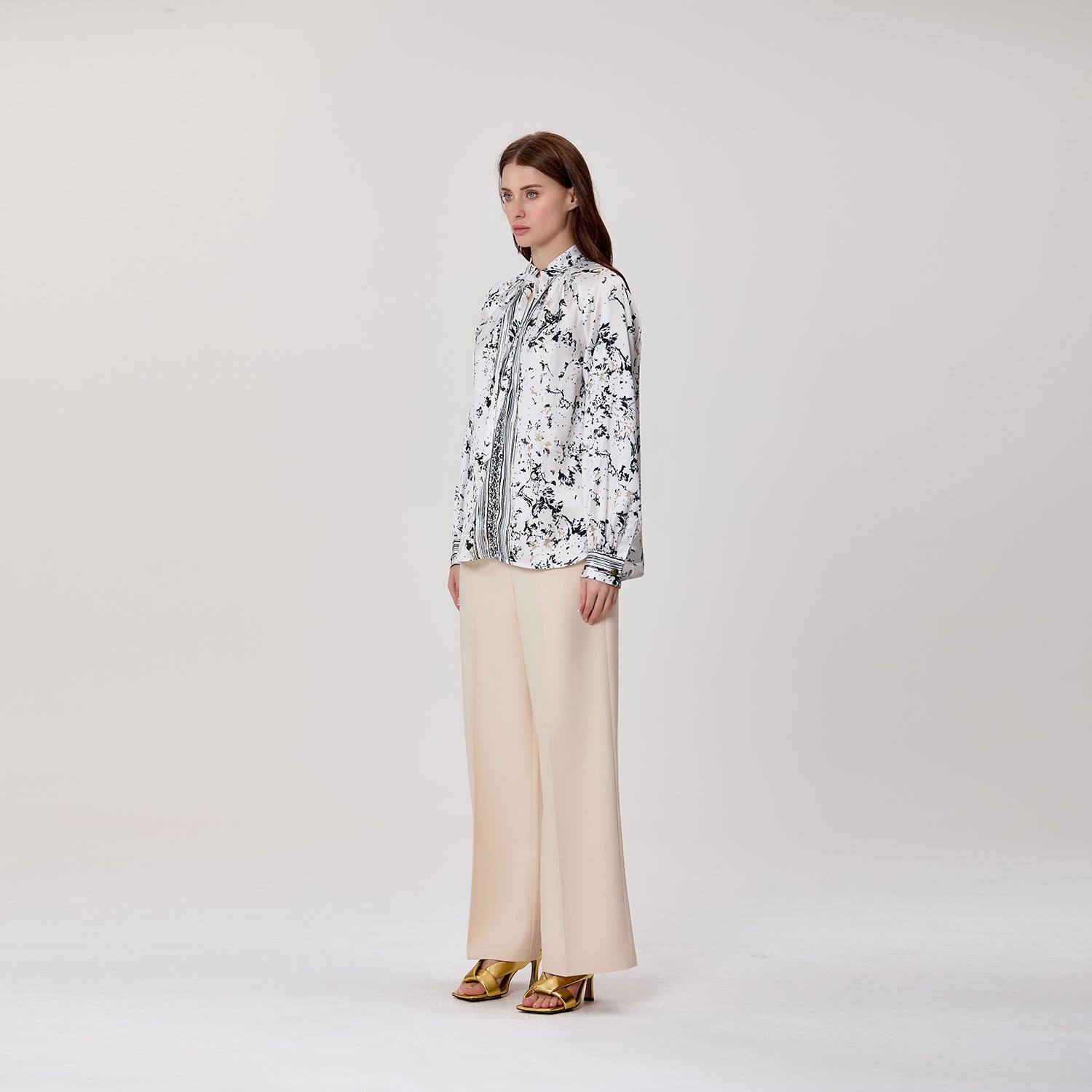 Chemisier à imprimé floral abstrait avec col lavallière