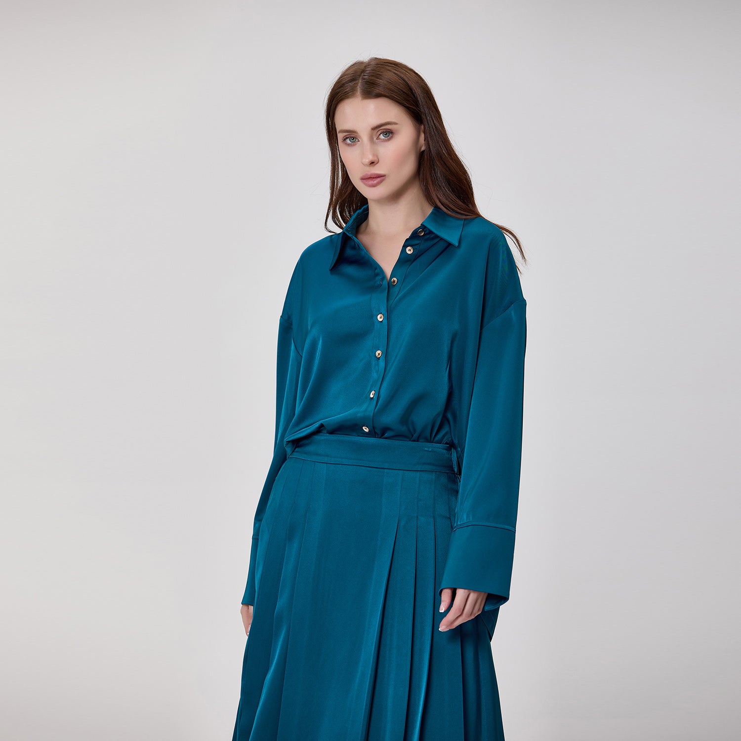 Chemise fluide oversize en satin à manches longues