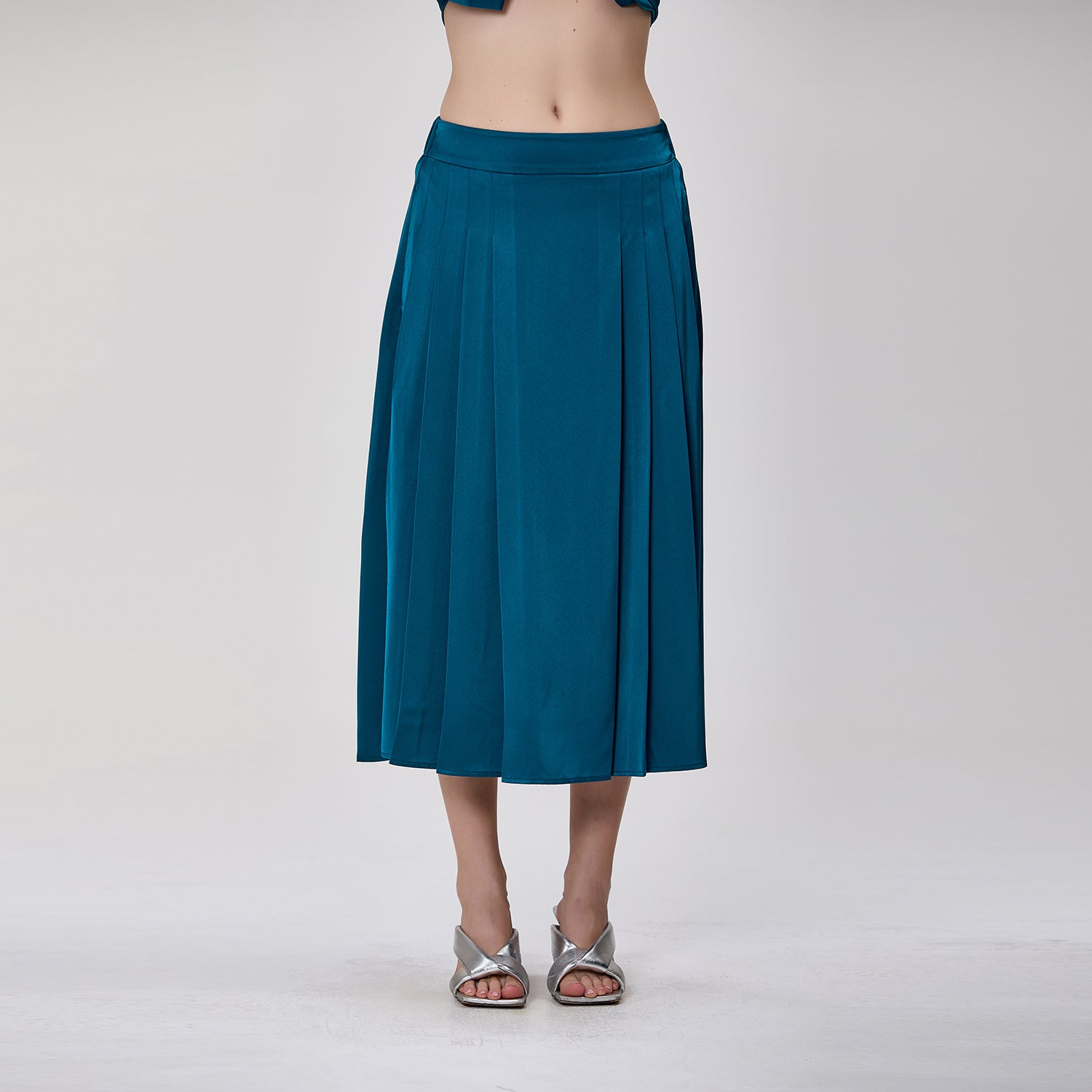Jupe midi plissée en satin fluide à taille haute
