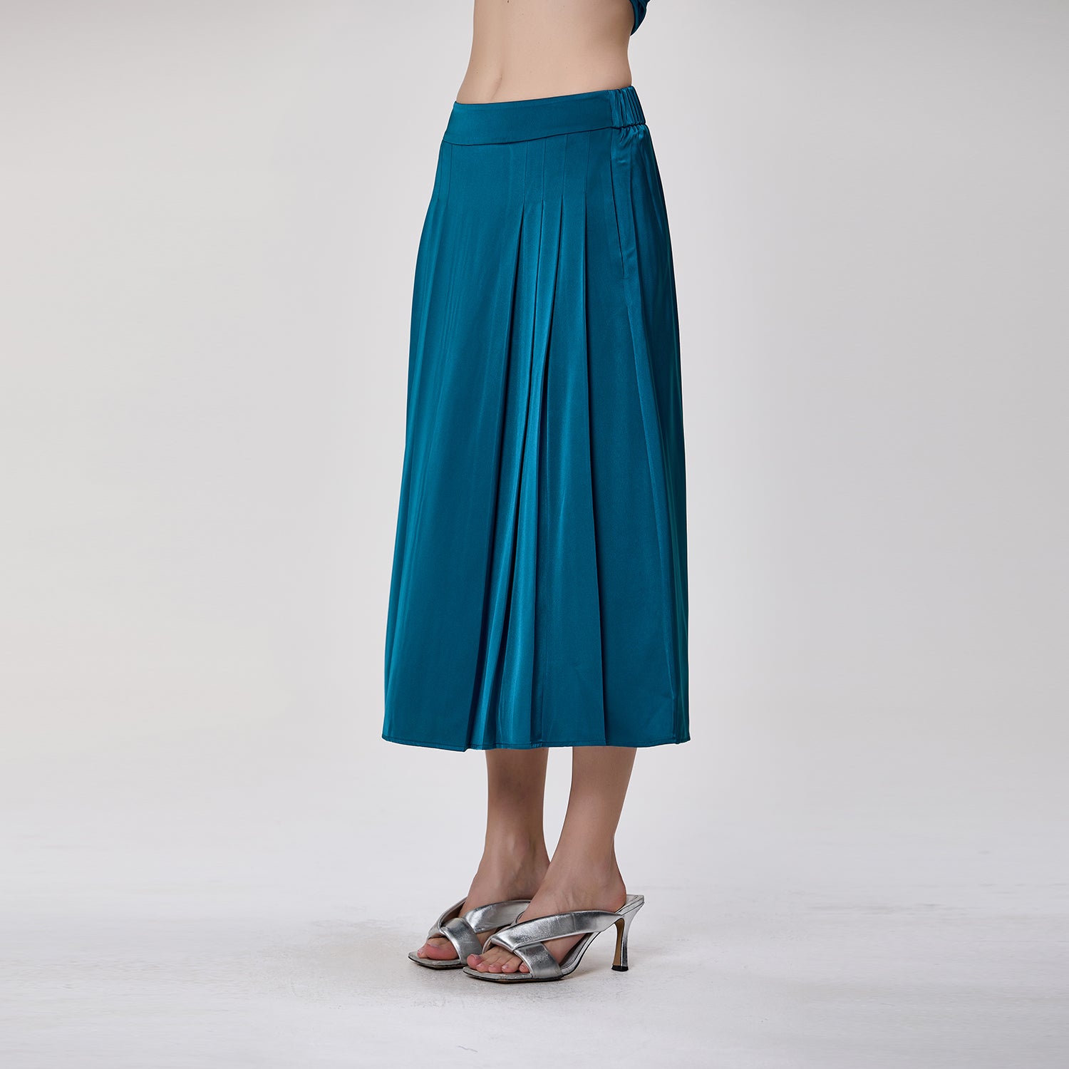Jupe midi plissée en satin fluide à taille haute