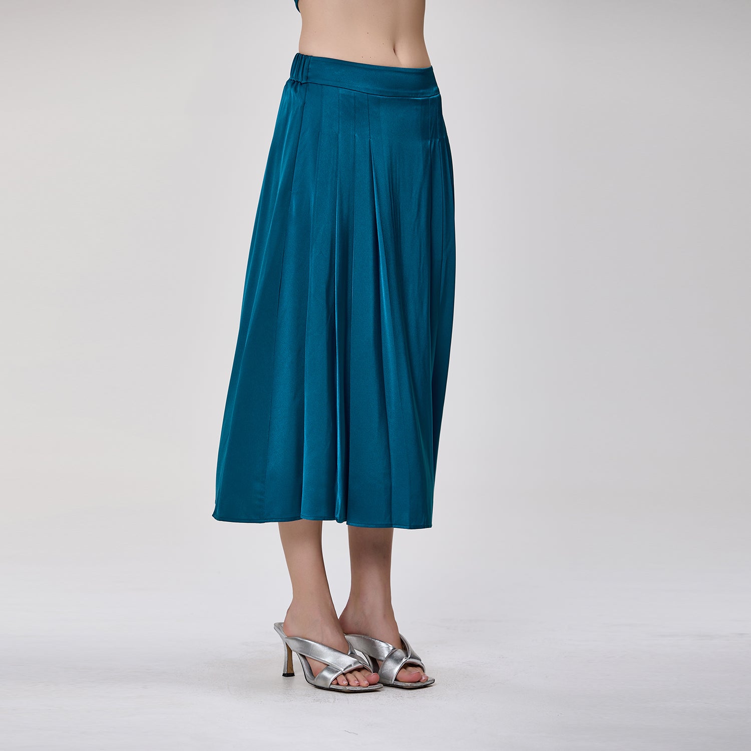 Jupe midi plissée en satin fluide à taille haute
