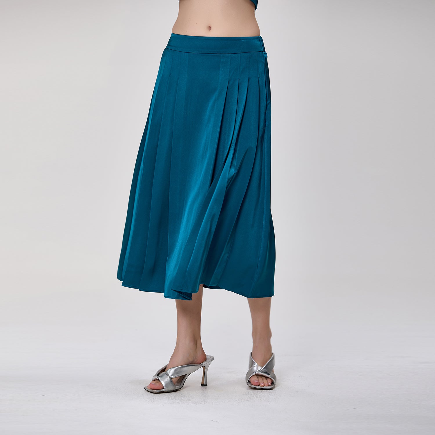 Jupe midi plissée en satin fluide à taille haute
