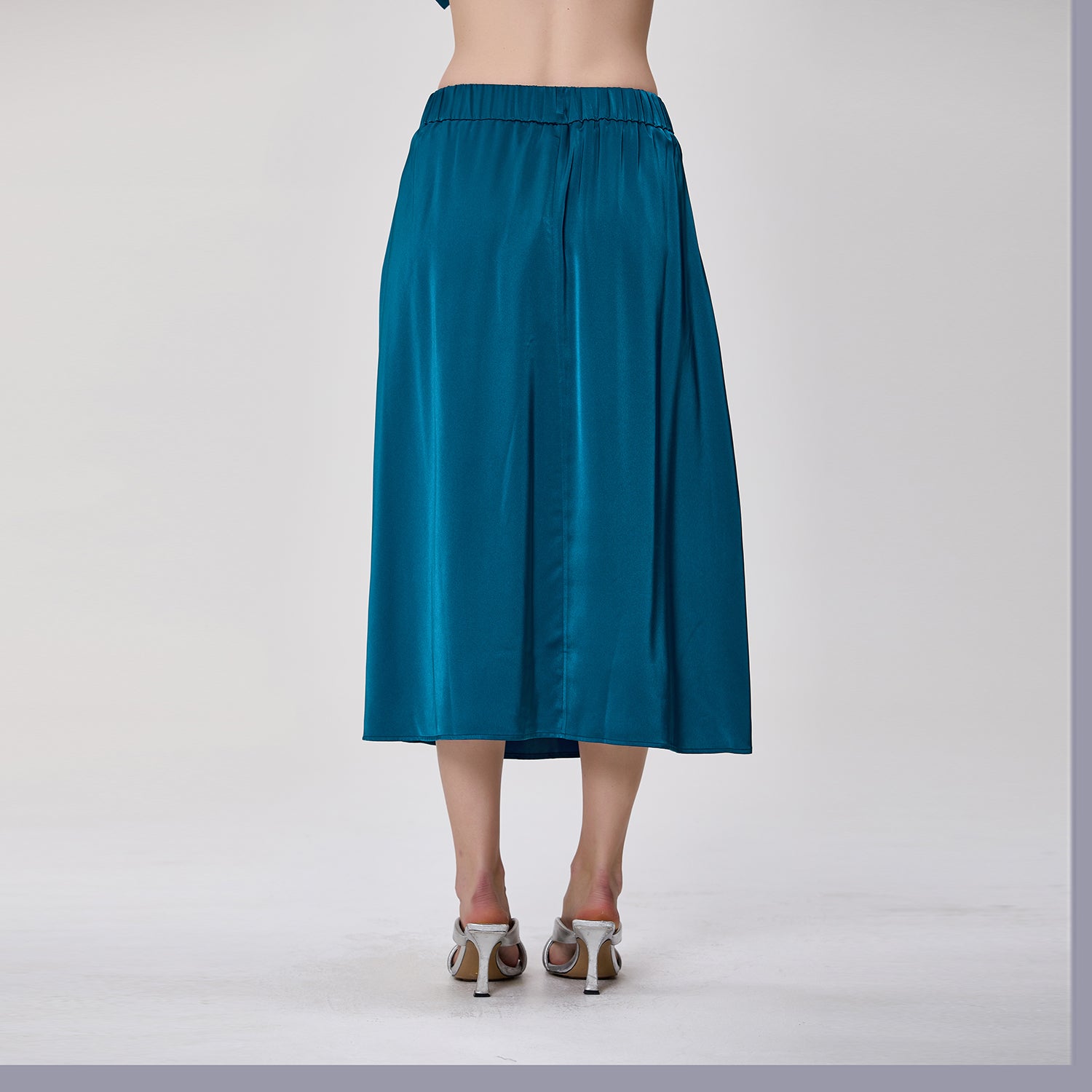 Jupe midi plissée en satin fluide à taille haute
