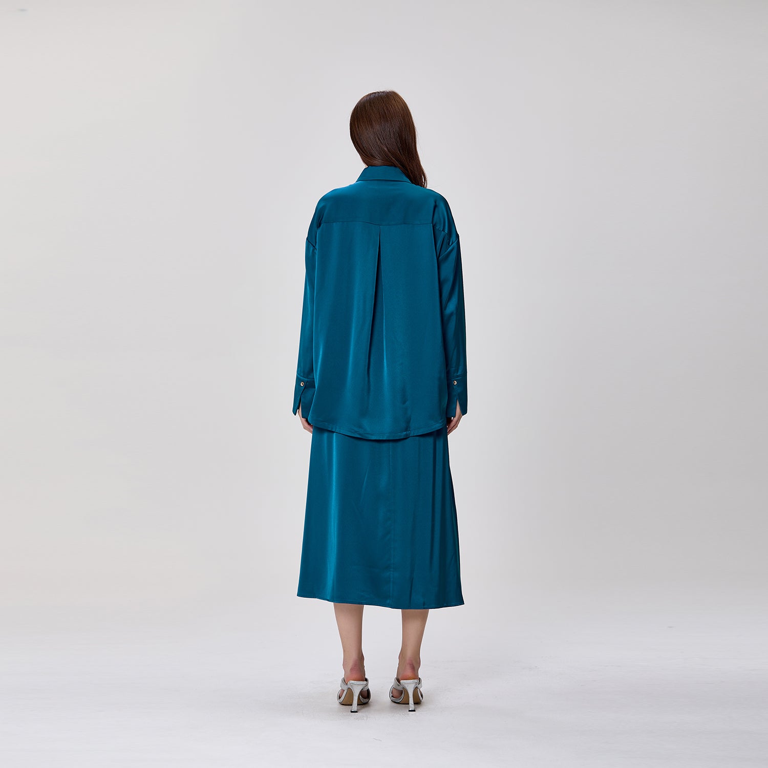 Jupe midi plissée en satin fluide à taille haute