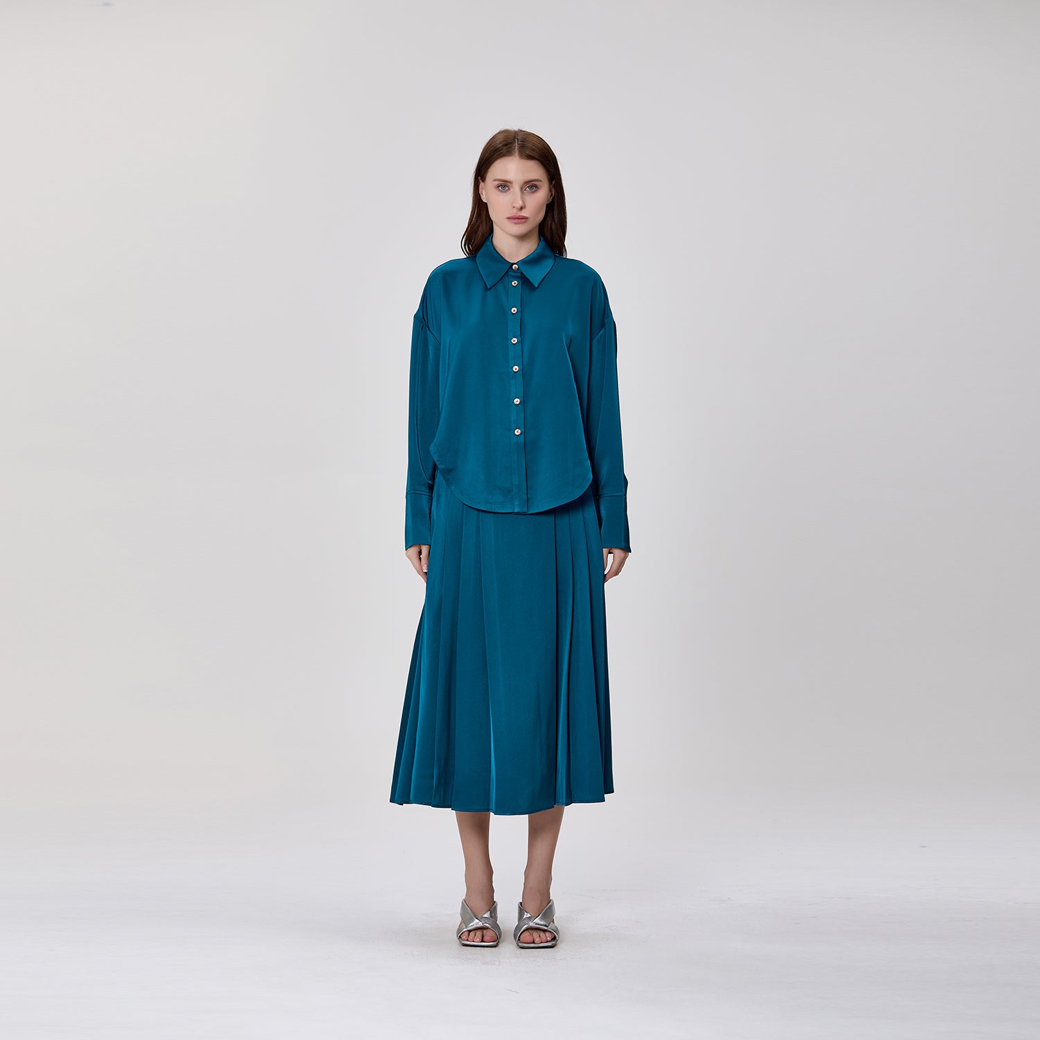 Chemise fluide oversize en satin à manches longues